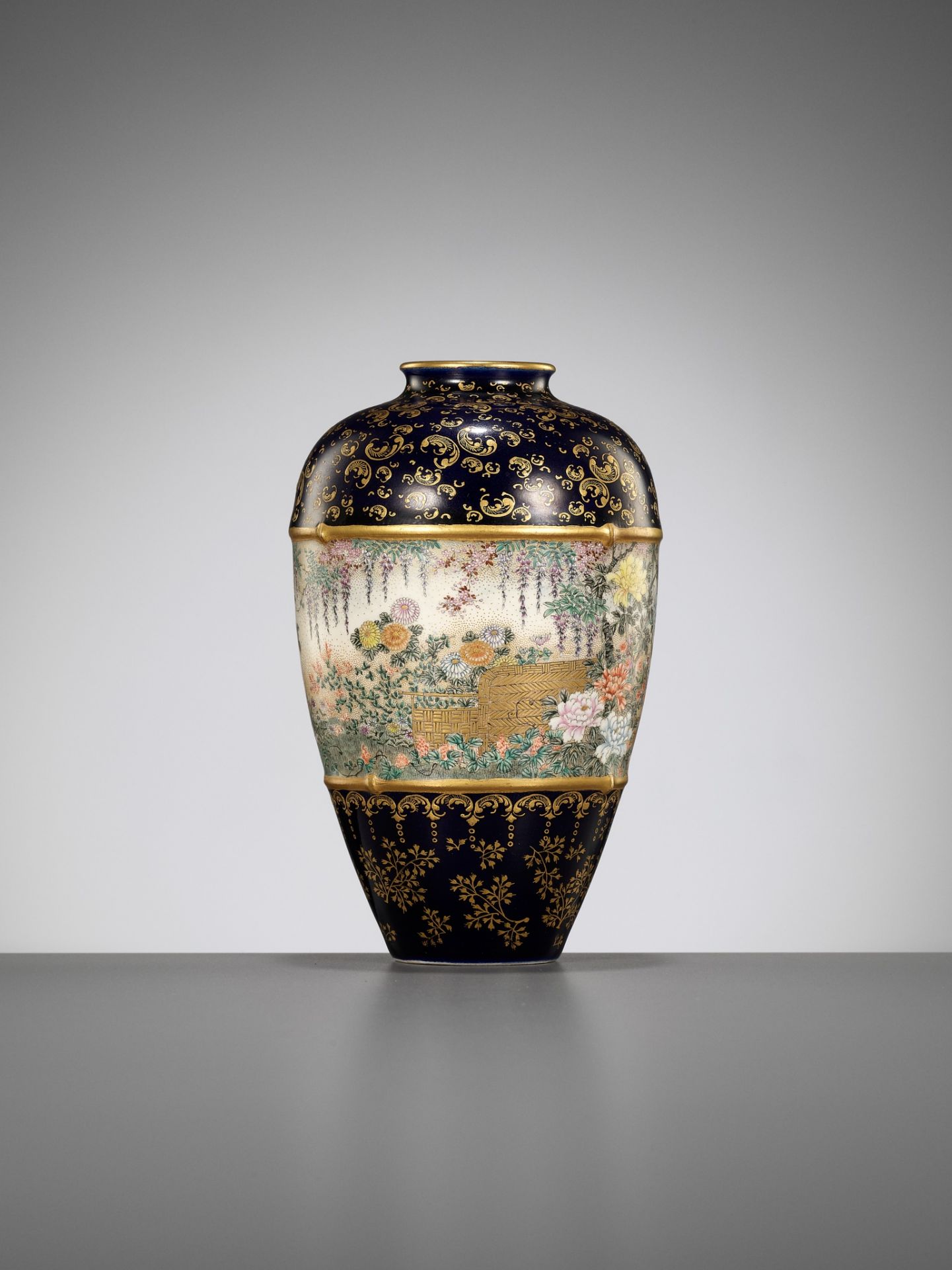 KINKOZAN: A FINE SATSUMA CERAMIC VASE WITH FLOWER MOTIF - Image 2 of 9