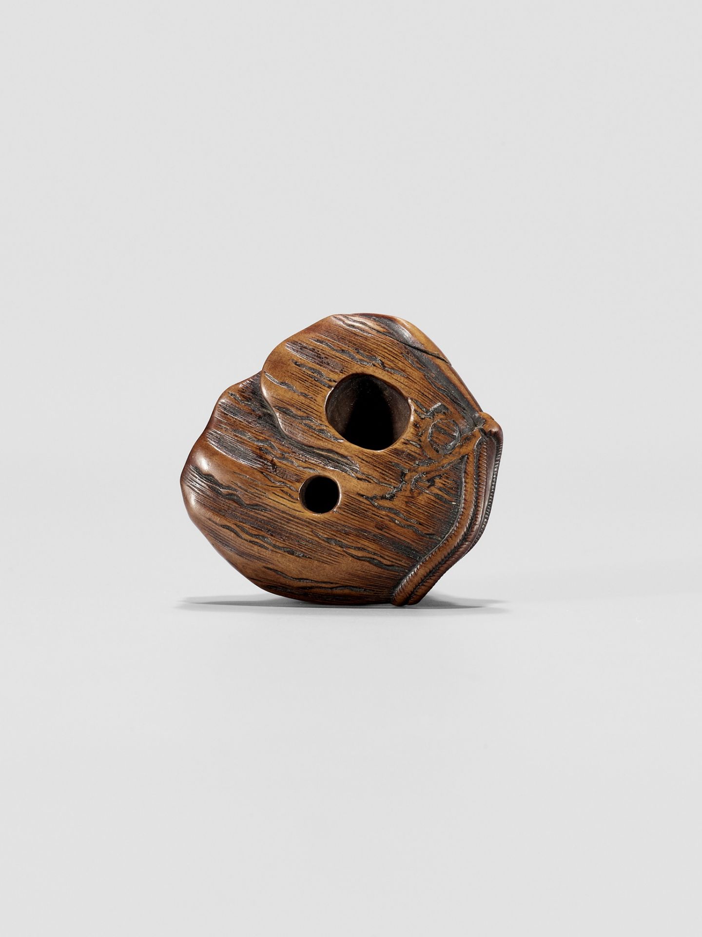 A CHARMING WOOD NETSUKE OF A SLEEPING FARMER - Image 8 of 8