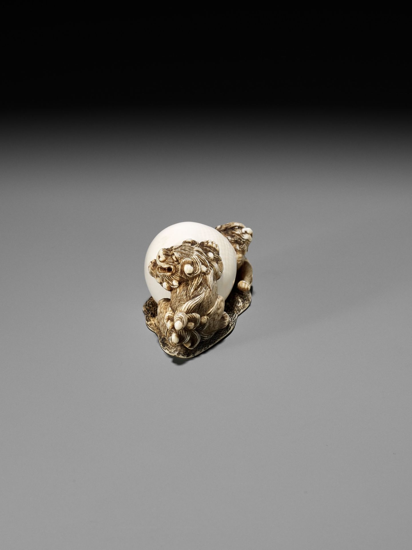 AN IVORY NETSUKE OF TWO SHISHI WITH LARGE BALL - Image 3 of 11