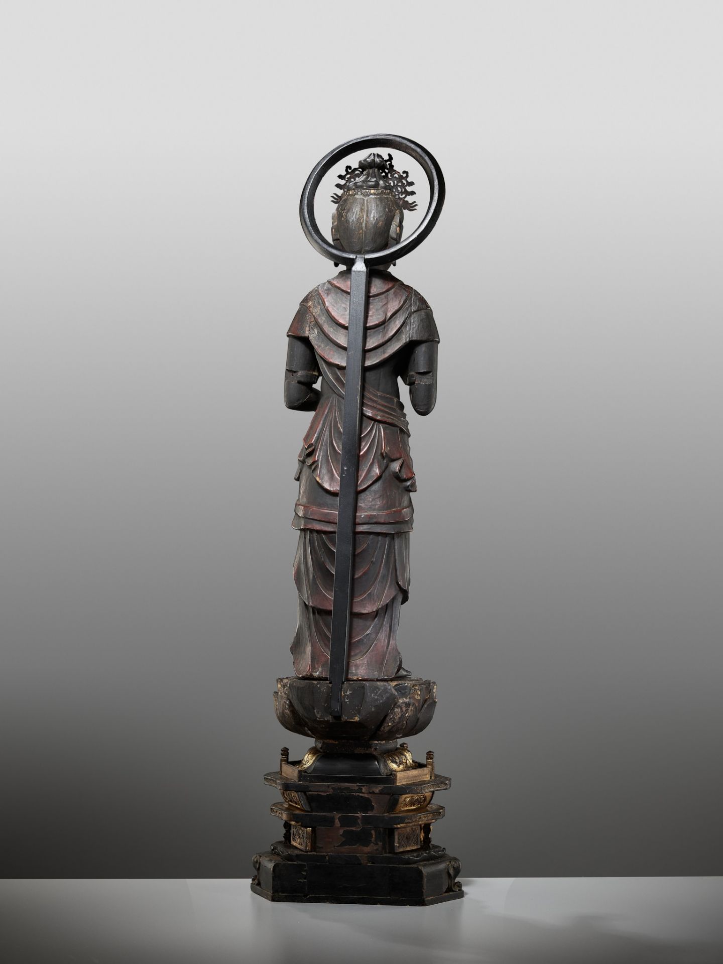 A GILT AND LACQUERED WOOD FIGURE OF KANNON BOSATSU HOLDING LOTUS BLOSSOMS - Image 12 of 18