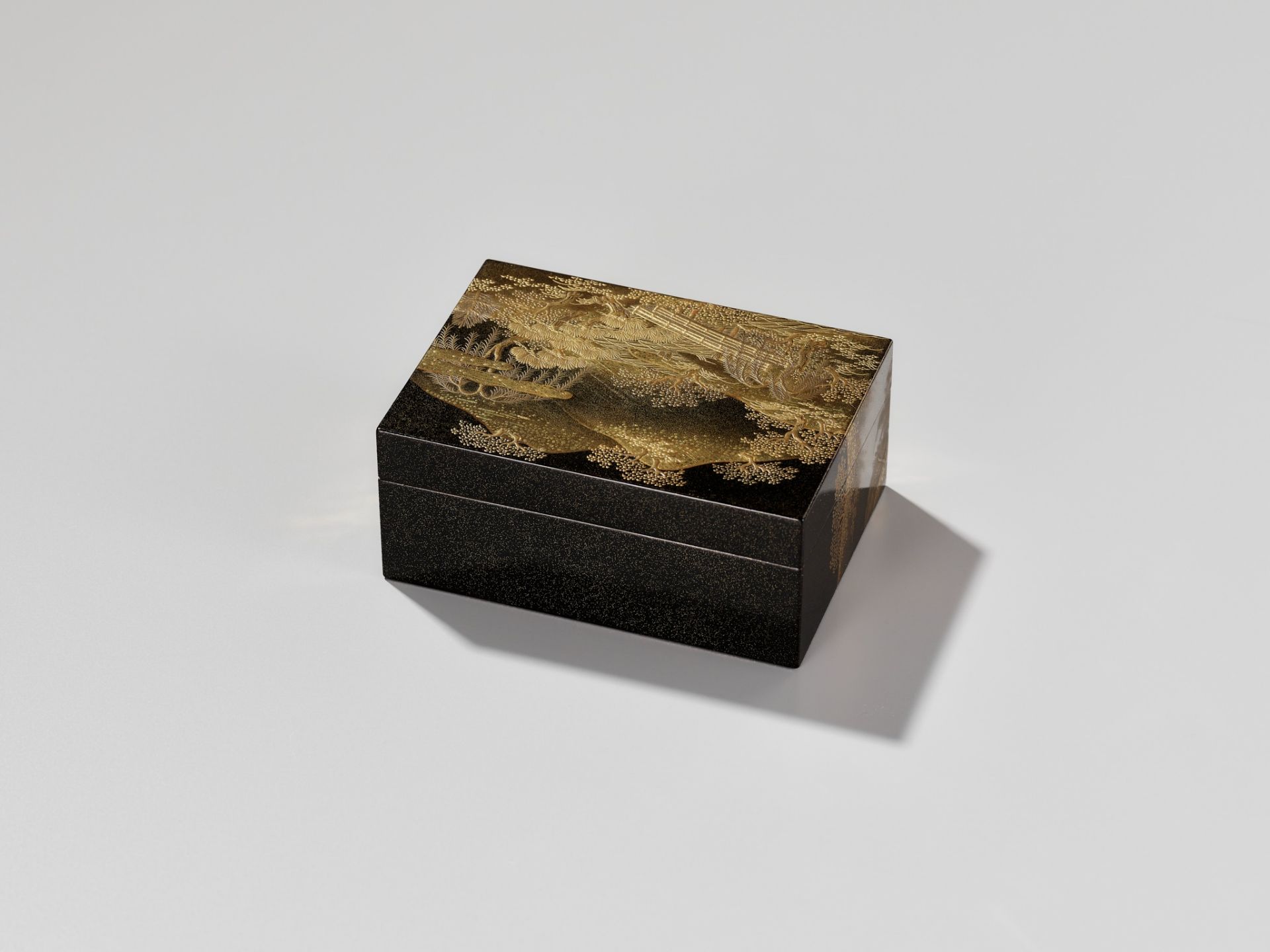 A RARE LACQUER BOX AND COVER WITH INTERIOR TRAY AND TWO SMALLER BOXES, FOR THE INCENSE MATCHING GAME - Image 14 of 18