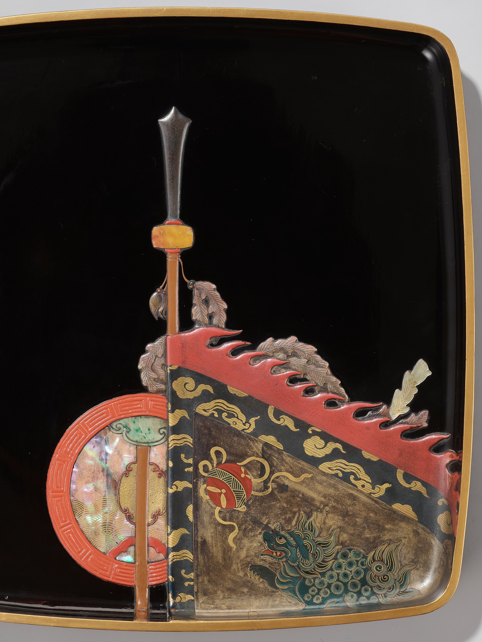 A SUPERB RITSUO-SCHOOL LACQUER AND CERAMIC-INLAID SUZURIBAKO DEPICTING AN ELEPHANT - Image 7 of 9