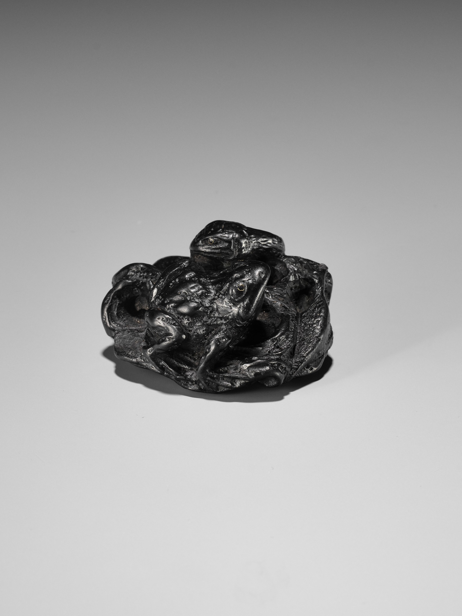 YASUSADA SHUZAN: A RARE EBONY WOOD NETSUKE OF THE SANSUKUMI - Image 10 of 13