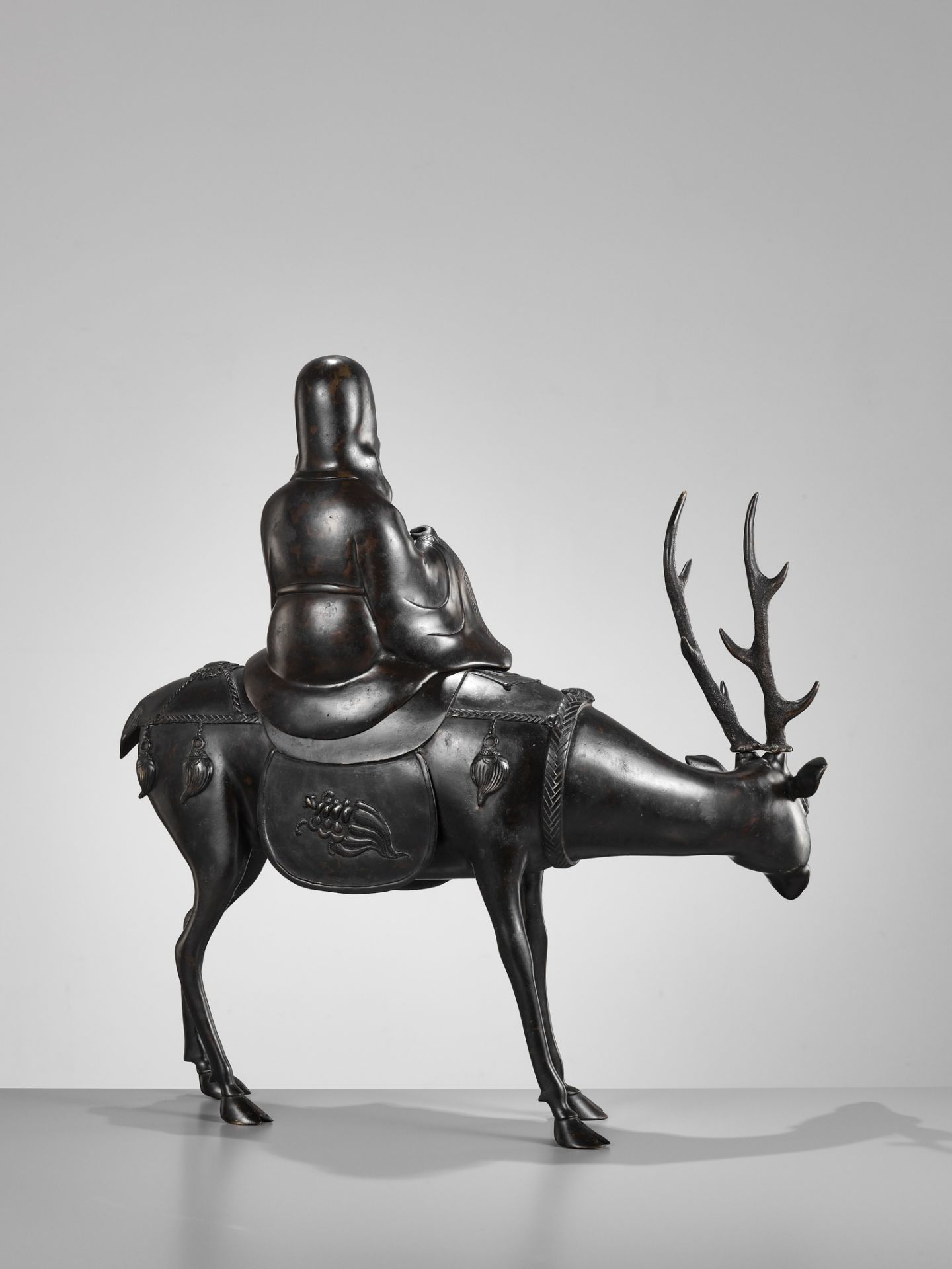 A MASSIVE BRONZE KORO (CENSER) OF JUROJIN SEATED ON A DEER - Image 8 of 11