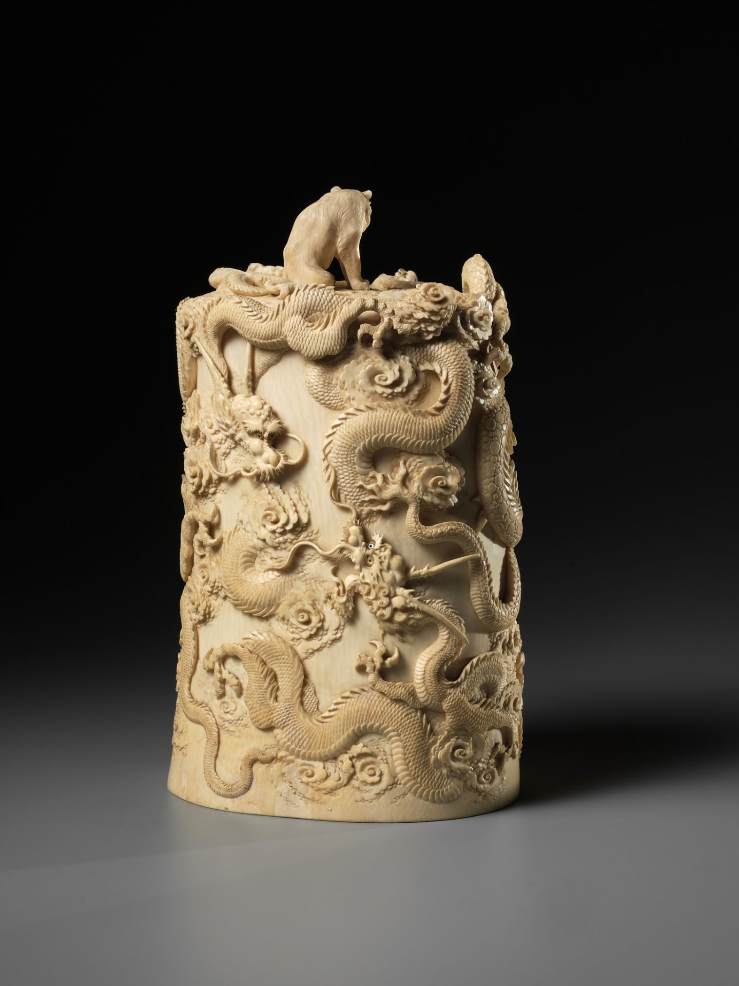 A SUPERB AND LARGE IVORY TUSK BOX AND COVER DEPICTING A TIGER AND DRAGONS - Image 7 of 13