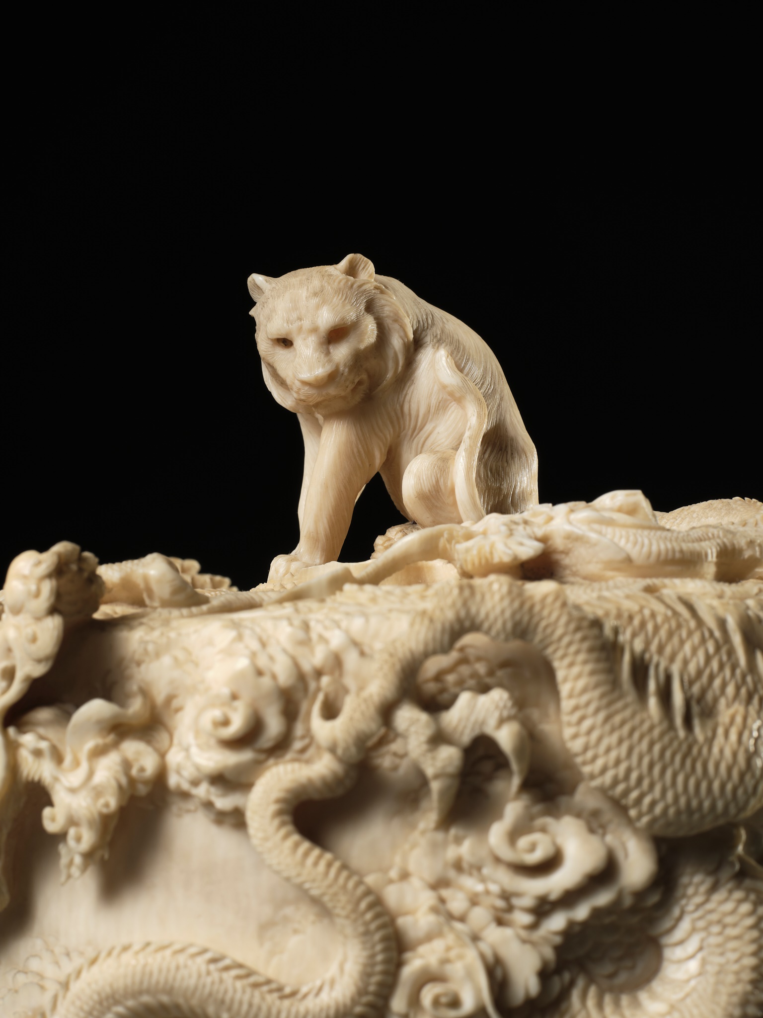 A SUPERB AND LARGE IVORY TUSK BOX AND COVER DEPICTING A TIGER AND DRAGONS - Image 10 of 13