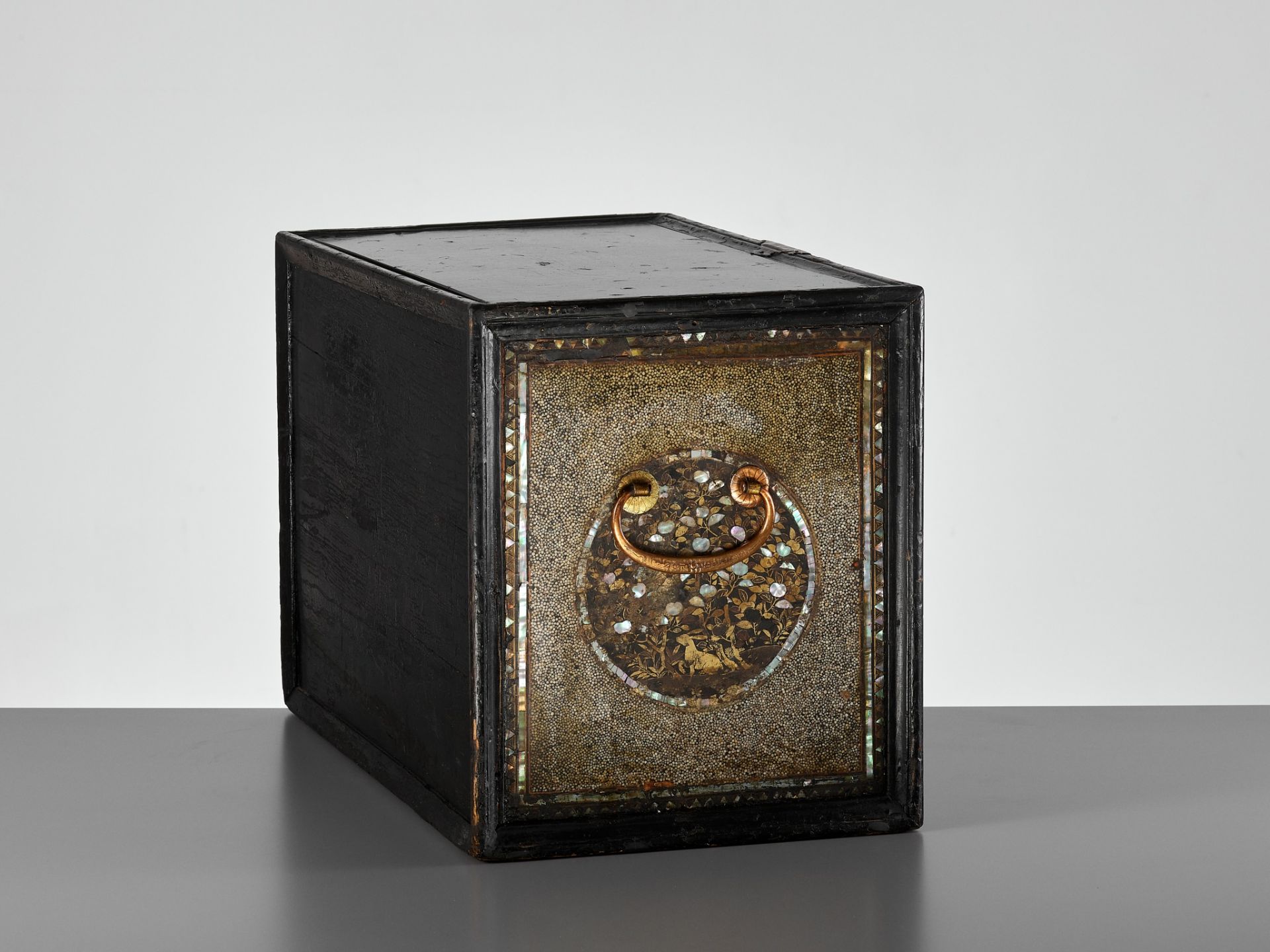 A RARE SHELL-INLAID NANBAN LACQUER CABINET - Image 13 of 14