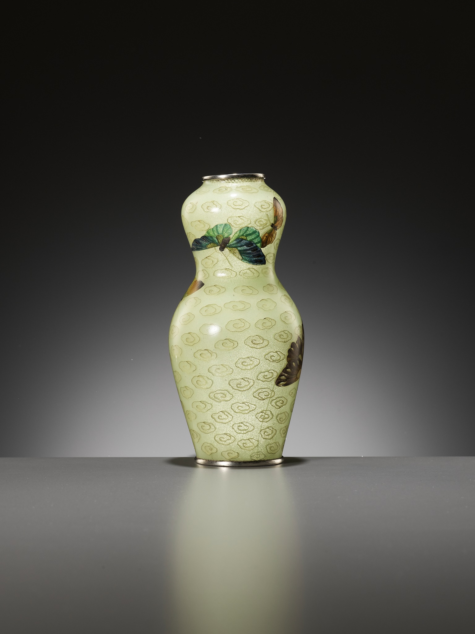 A FINE PLIQUE-Ã€-JOUR VASE WITH BUTTERFLIES - Image 8 of 18