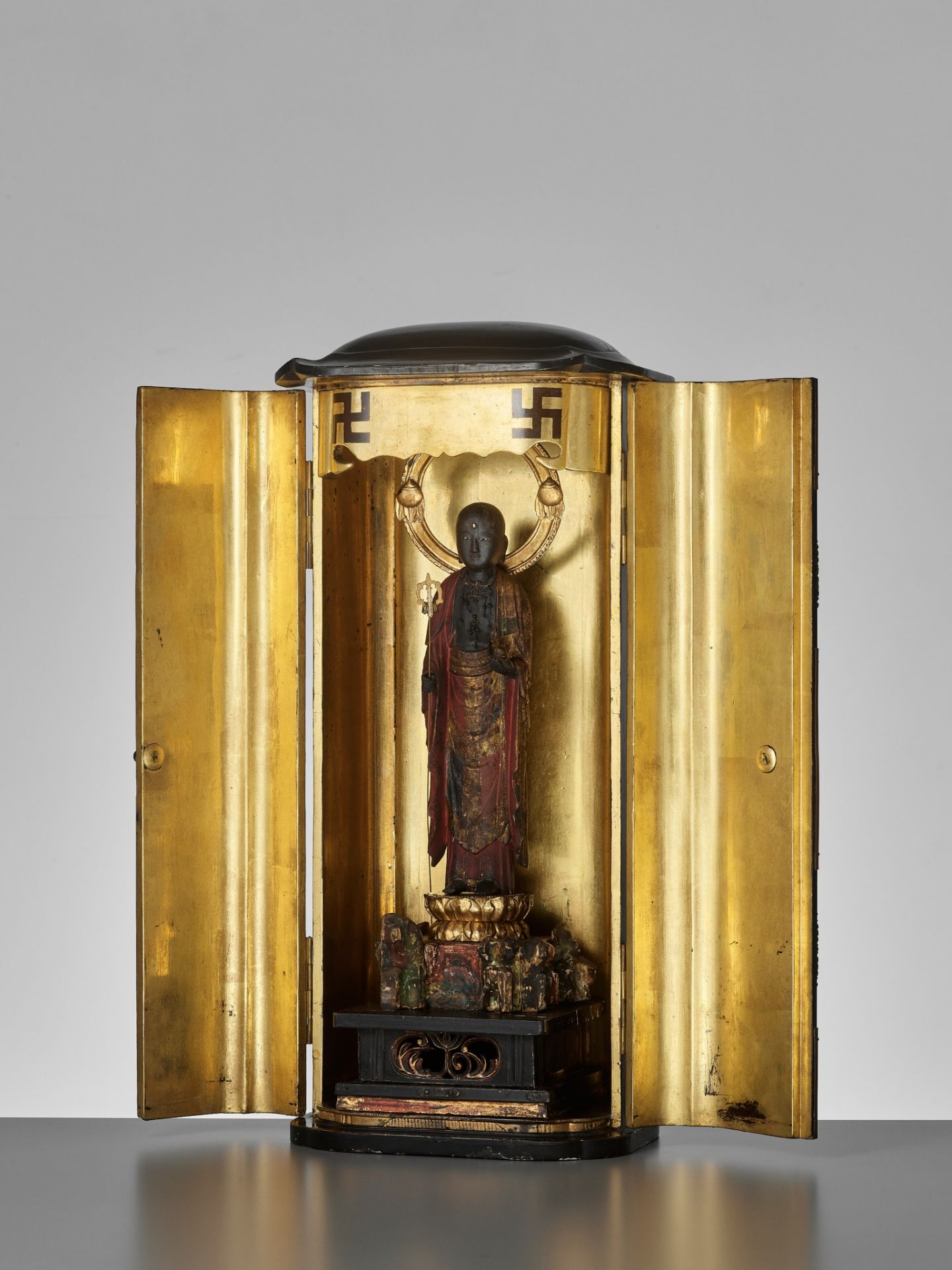 A LARGE PORTABLE SHRINE (ZUSHI) CONTAINING A GILT AND POLYCHROME WOOD FIGURE OF JIZO BOSATSU - Image 3 of 13