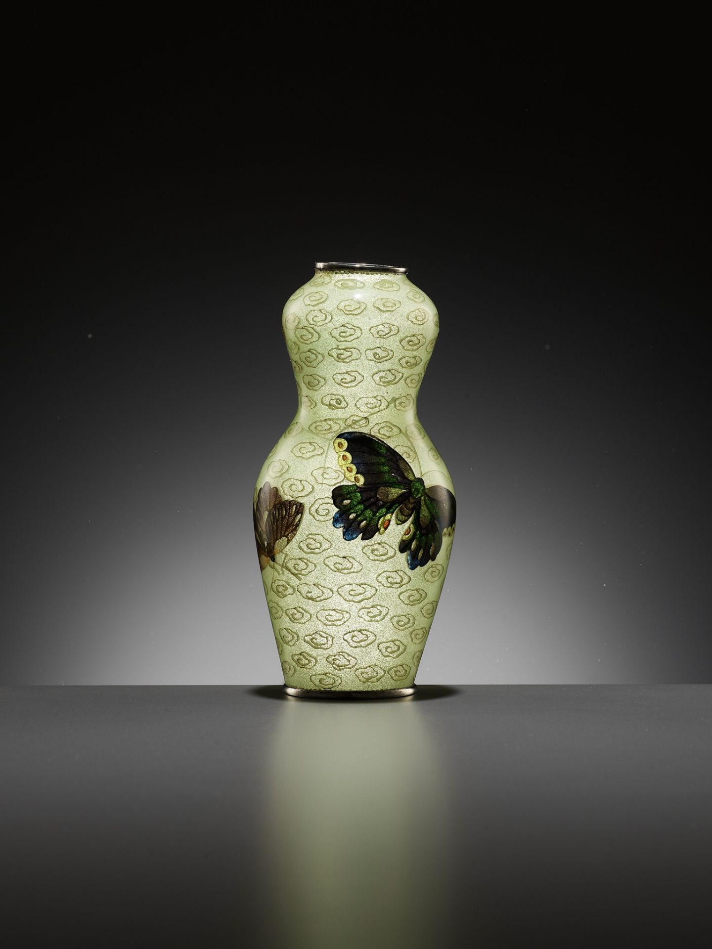 A FINE PLIQUE-Ã€-JOUR VASE WITH BUTTERFLIES - Image 15 of 18