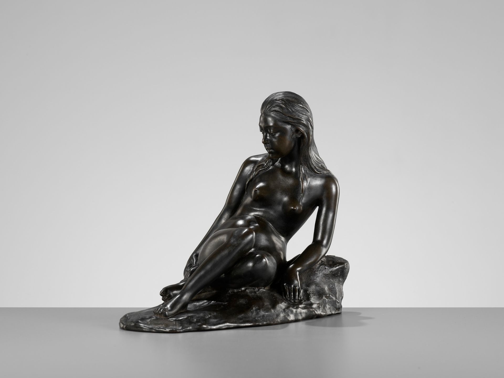 ATSUYOSHI FOR THE MARUKI COMPANY: A MASTERFUL BRONZE 'PORTRAIT' OKIMONO OF A BATHING NUDE - Image 2 of 13