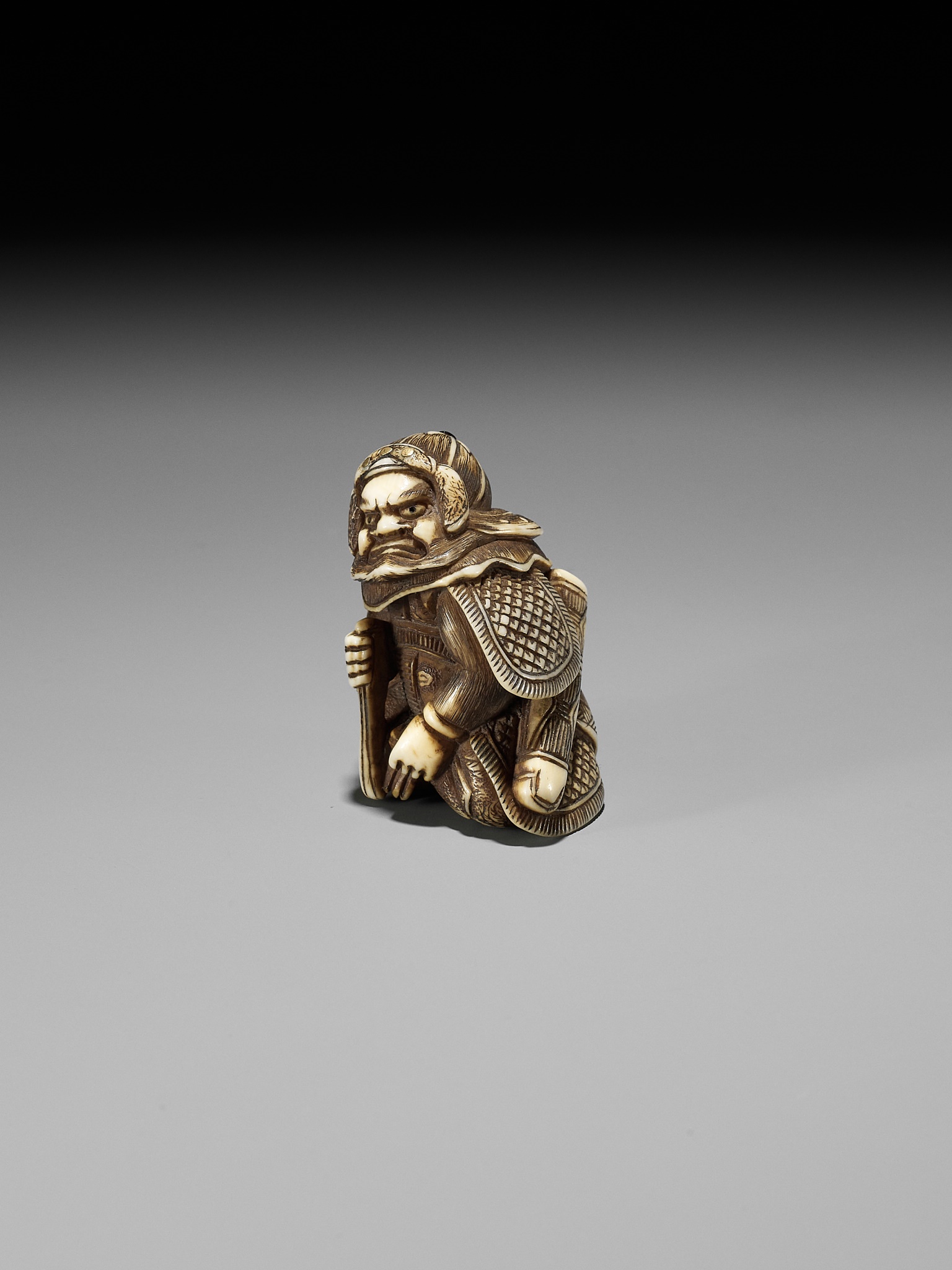 A RARE IVORY NETSUKE OF A WARRIOR - Image 4 of 10