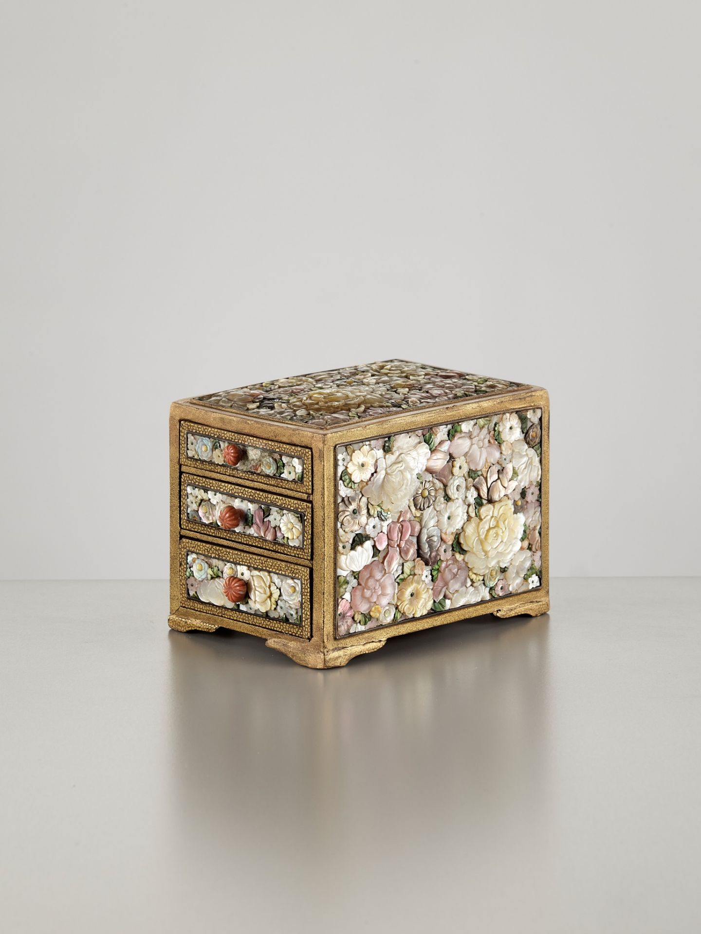 A SHIBAYAMA-STYLE INLAID MINIATURE KODANSU (SMALL CABINET) WITH MILLEFLEUR DESIGN - Image 7 of 13