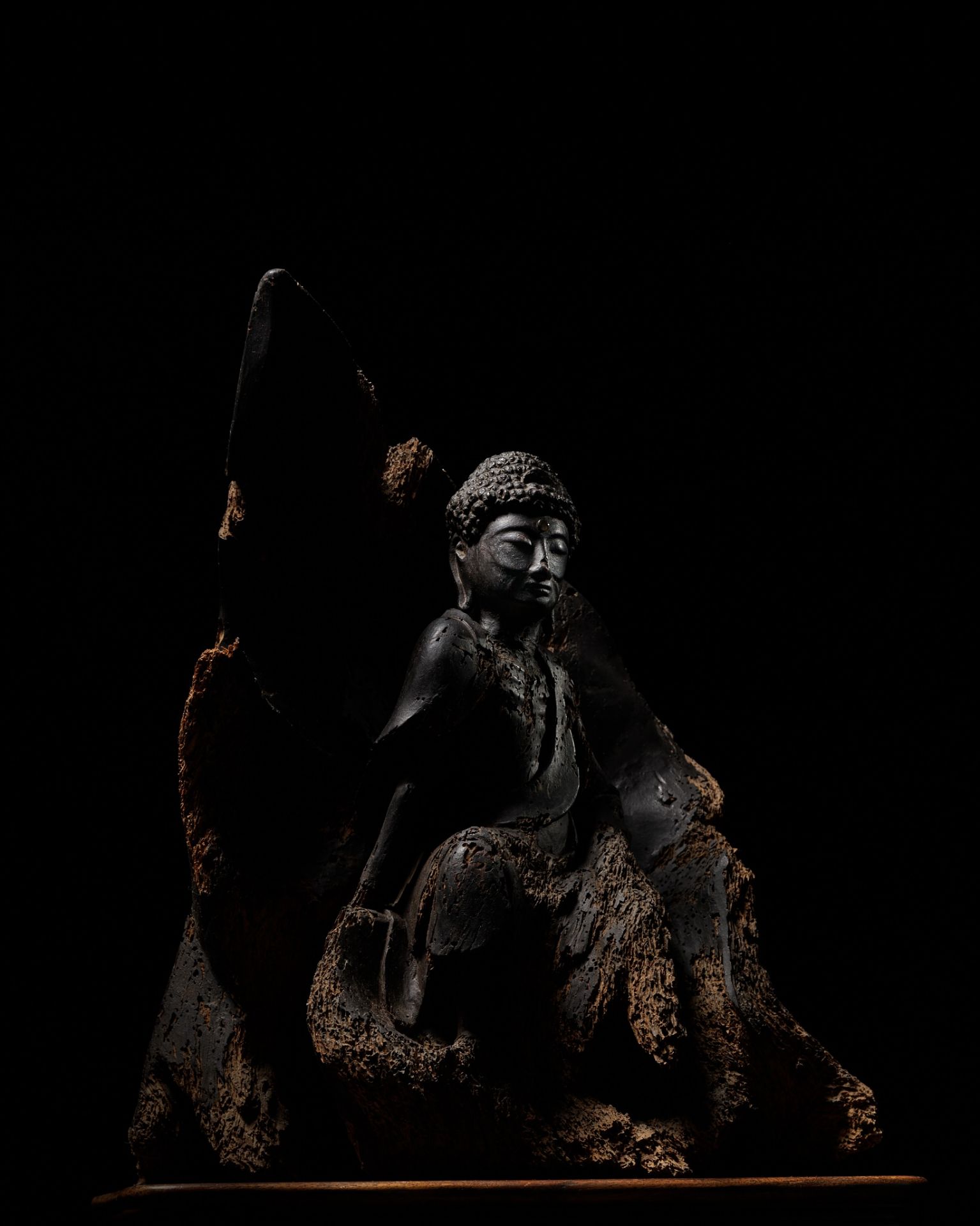 AN EXTREMELY RARE AND IMPRESSIVE WOOD FIGURE OF THE ASCETIC SHAKYAMUNI BUDDHA, KAMAKURA PERIOD - Bild 4 aus 24