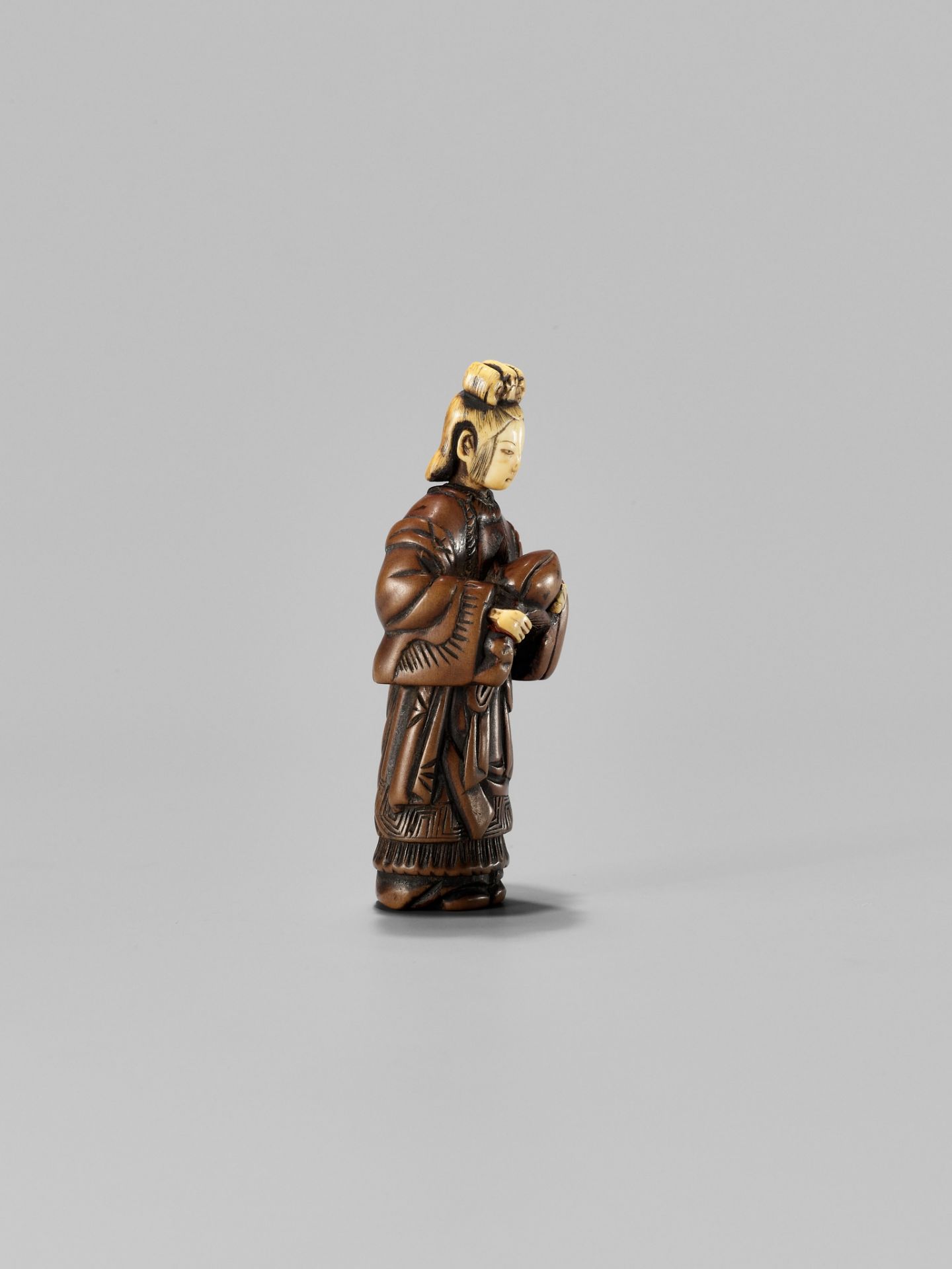 AN INLAID WOOD NETSUKE OF SEIOBO WITH THE PEACH OF IMMORTALITY - Image 5 of 8