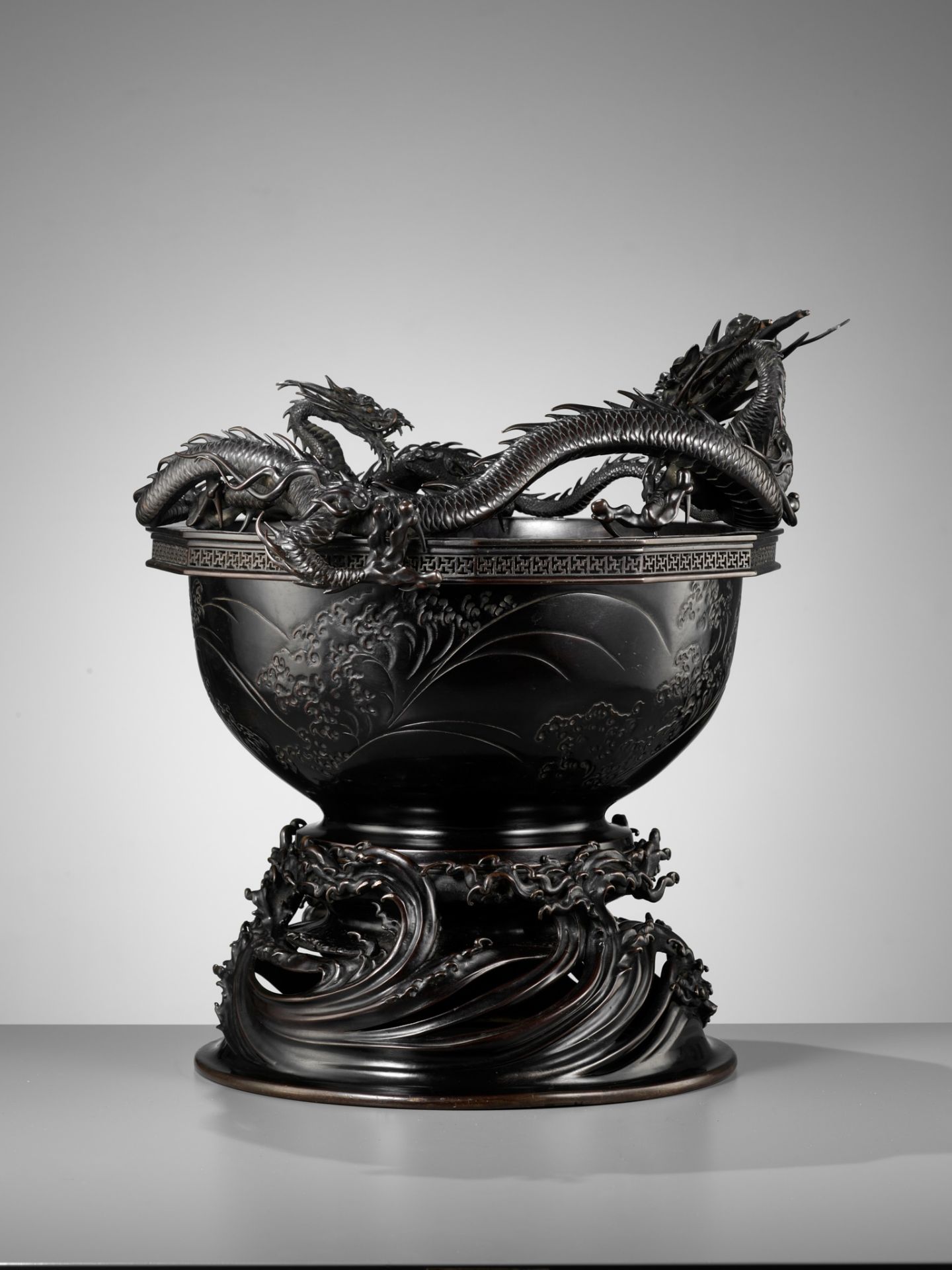 HIDEMITSU: A LARGE AND IMPRESSIVE BRONZE BOWL WITH TWO DRAGONS - Image 9 of 16