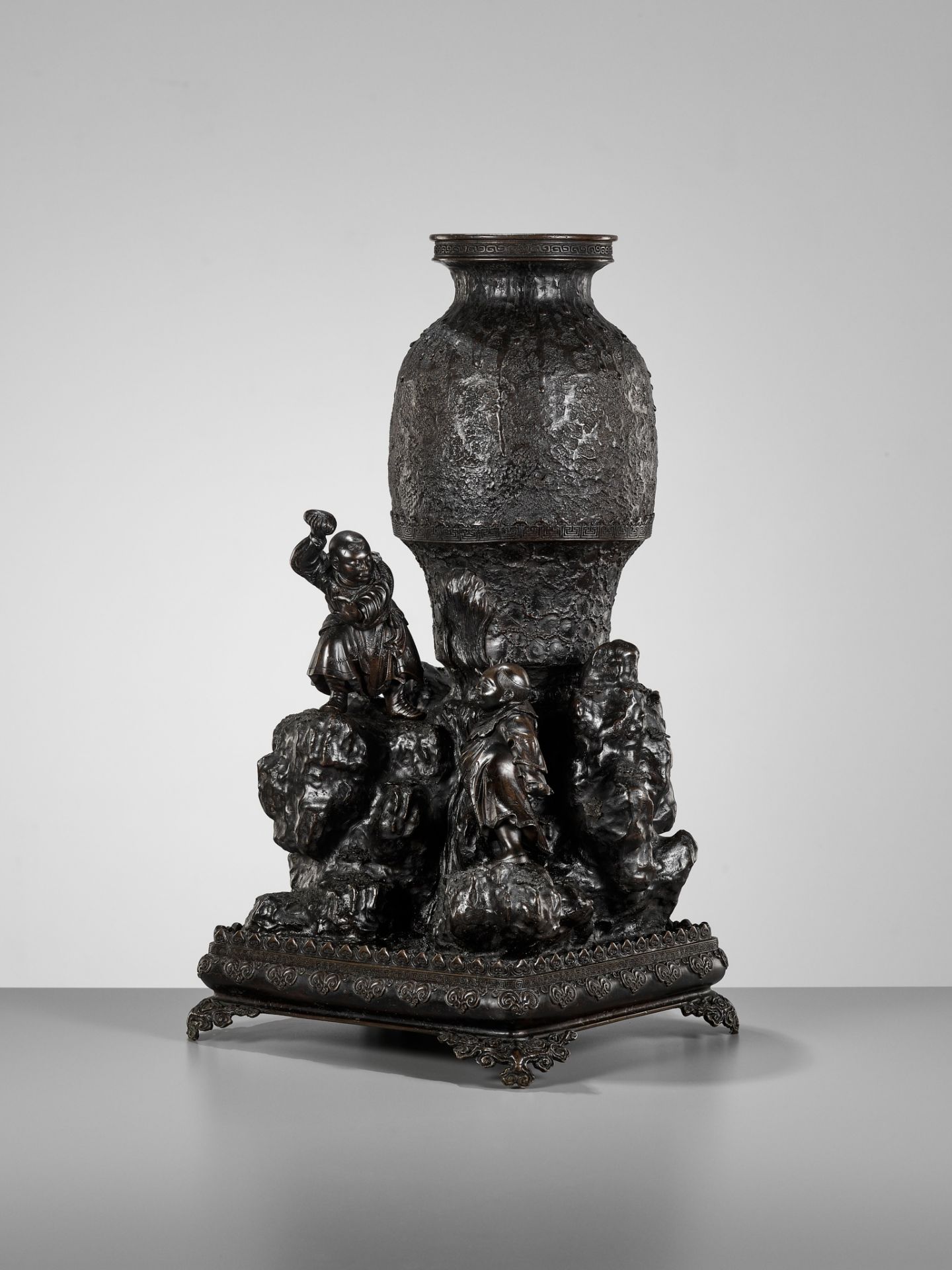 A MASSIVE BRONZE KORO (CENSER) DEPICTING THE STORY OF SHIBA ONKO - Image 6 of 11