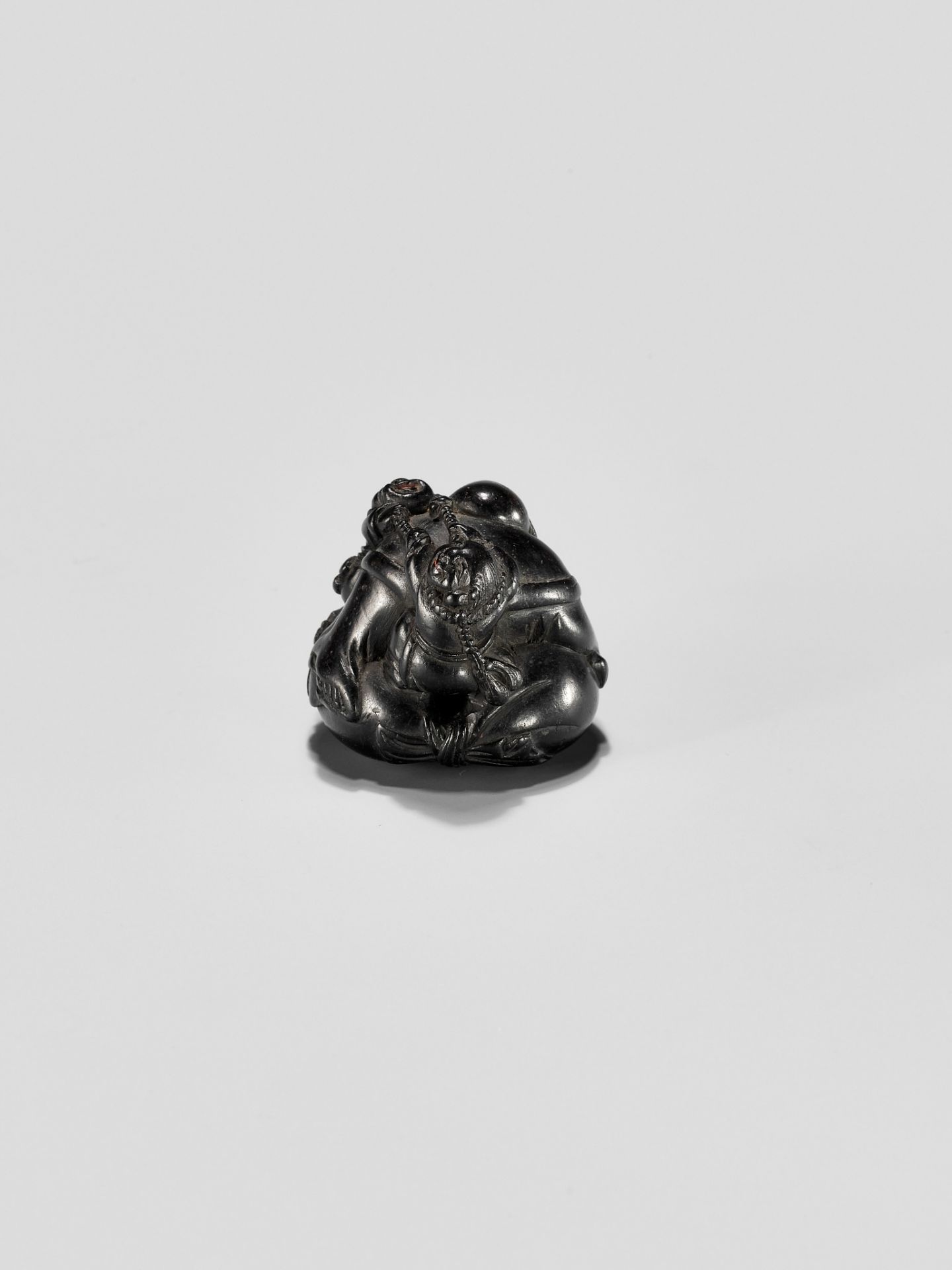 UNSHOKEN: A KUROGAKI NETSUKE DEPICTING HOTEI AND TWO BOYS - Image 7 of 11