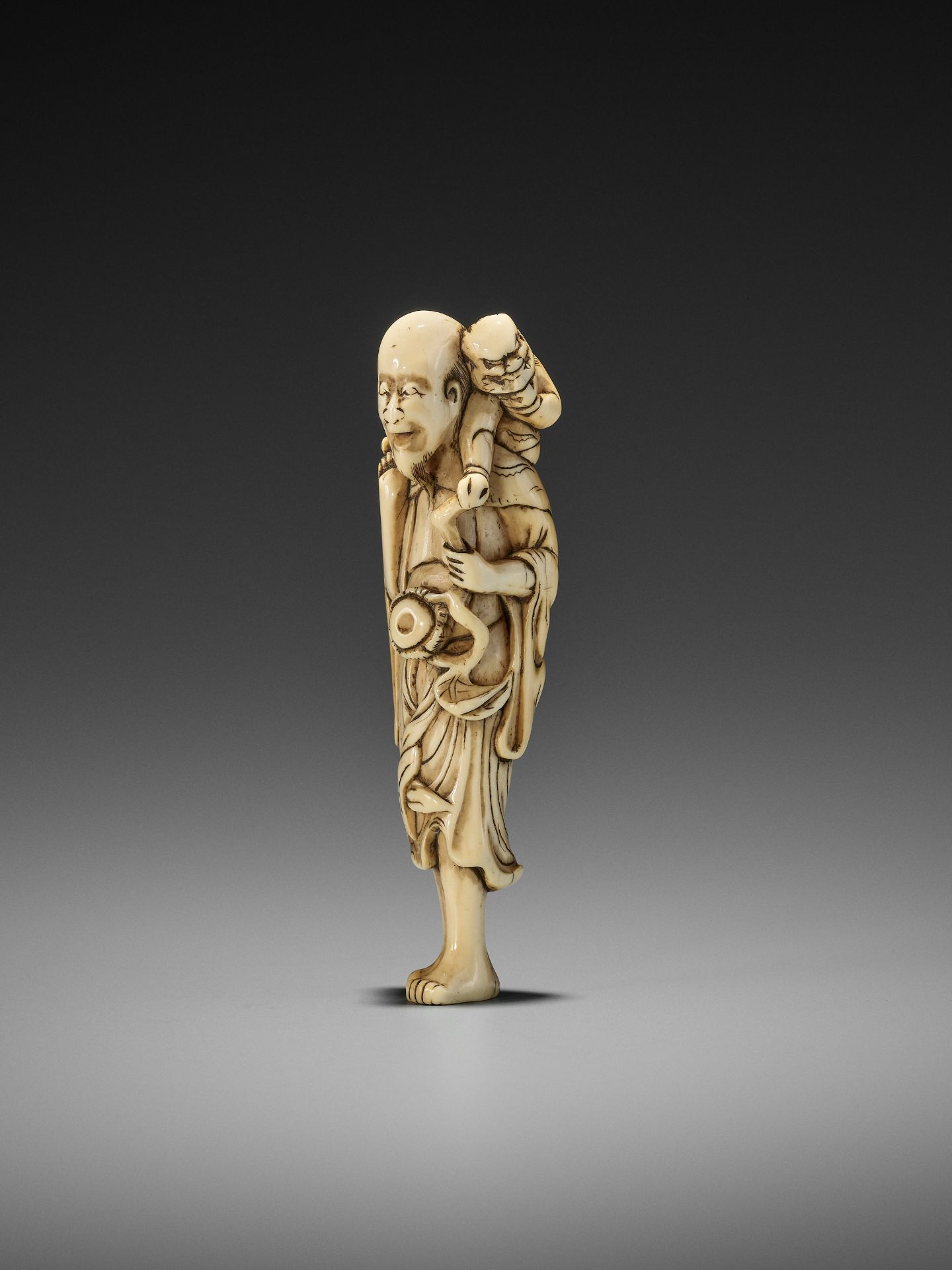 A RARE IVORY NETSUKE OF A SENNIN WITH ONI - Image 5 of 9