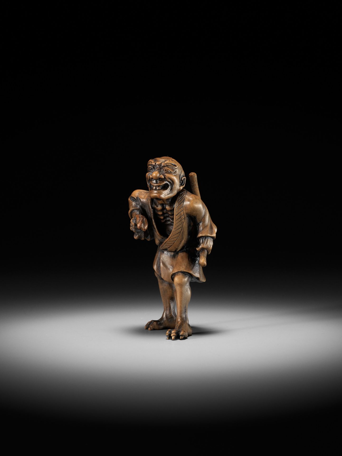 A HIGHLY UNUSUAL WOOD NETSUKE OF A SHAPESHIFTER - Image 9 of 10