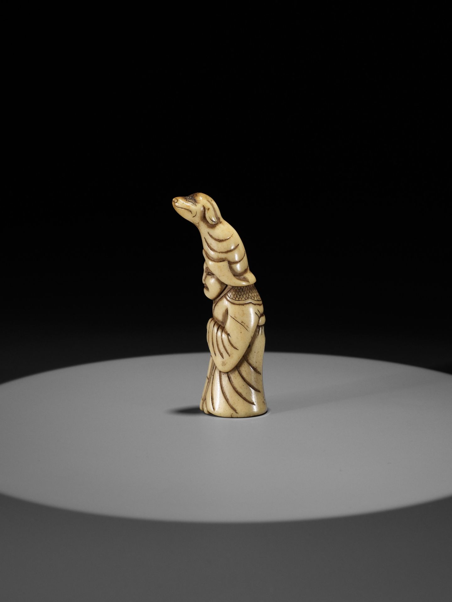 A RARE STAG ANTLER NETSUKE OF A PUPPETEER WITH A DOG PUPPET ON HIS HEAD - Image 3 of 9
