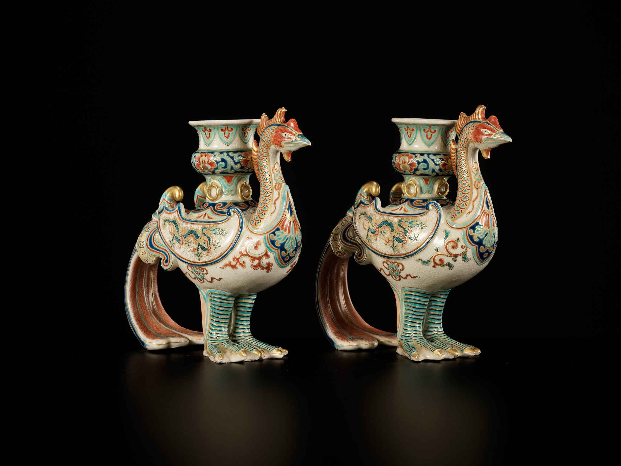 MAKUZU KOZAN: A SUPERB PAIR OF PHOENIX-FORM EARTHENWARE CANDLESTICKS - Image 2 of 12