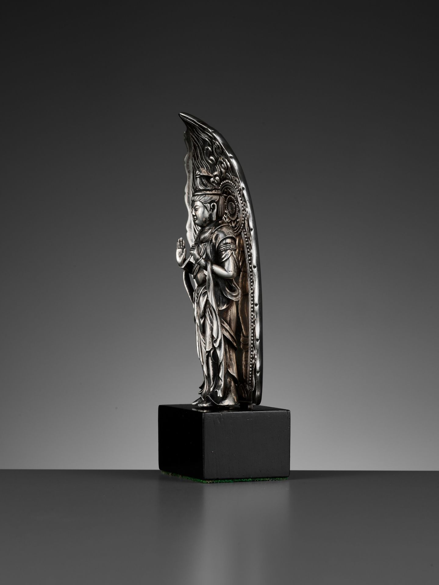 YASUCHIKA: A SUPERB AND VERY RARE SILVER FIGURE OF KANNON BOSATSU, DATED 1738 - Image 8 of 18