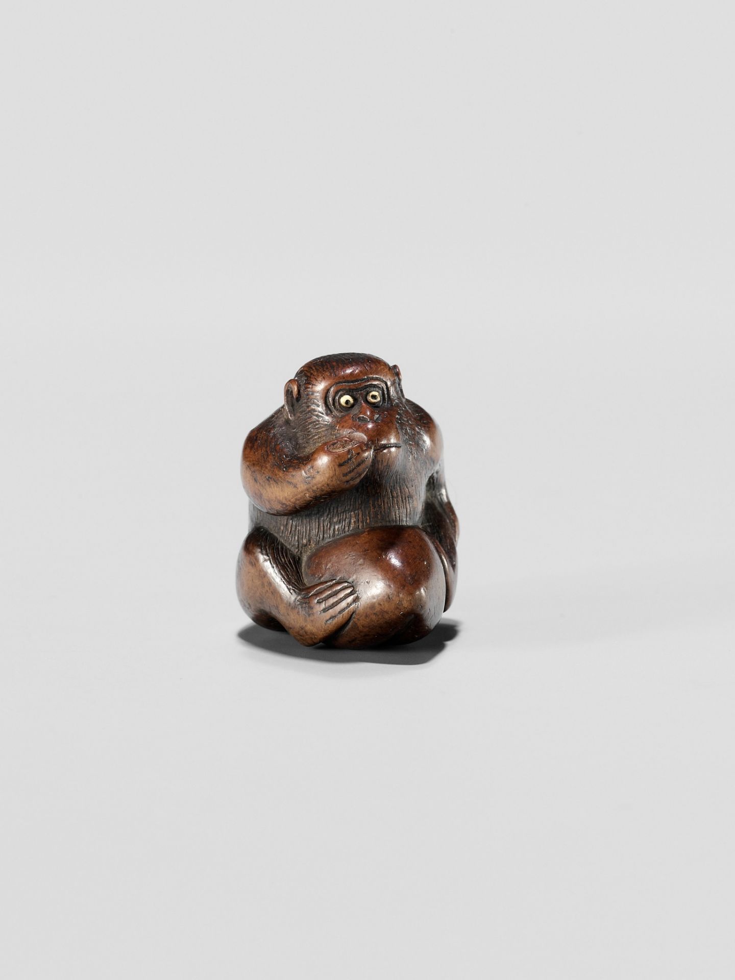 A WOOD NETSUKE OF A MONKEY EATING A PEACH, ATTRIBUTED TO MIWA - Image 2 of 12