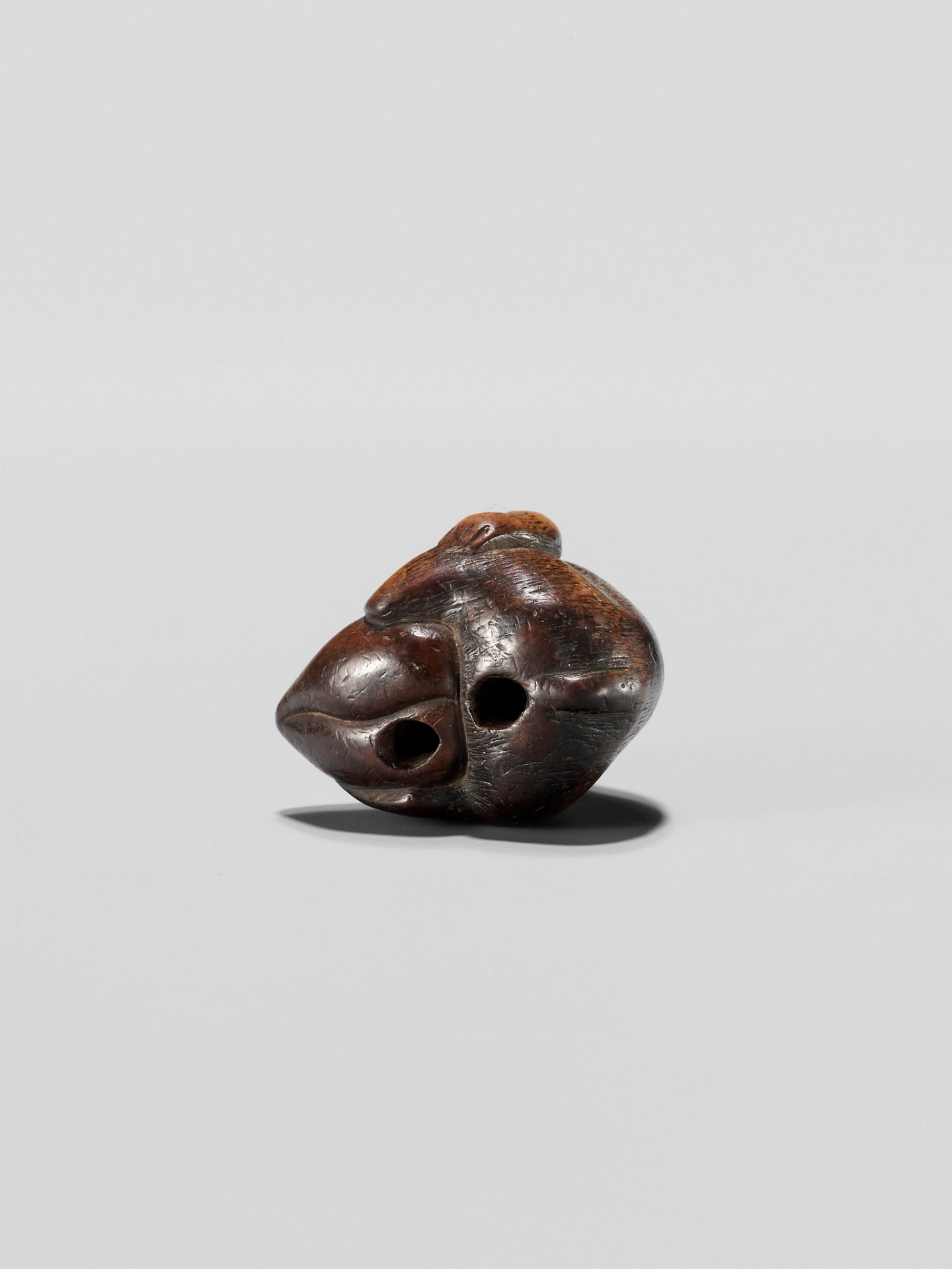 A WOOD NETSUKE OF A MONKEY EATING A PEACH, ATTRIBUTED TO MIWA - Image 12 of 12