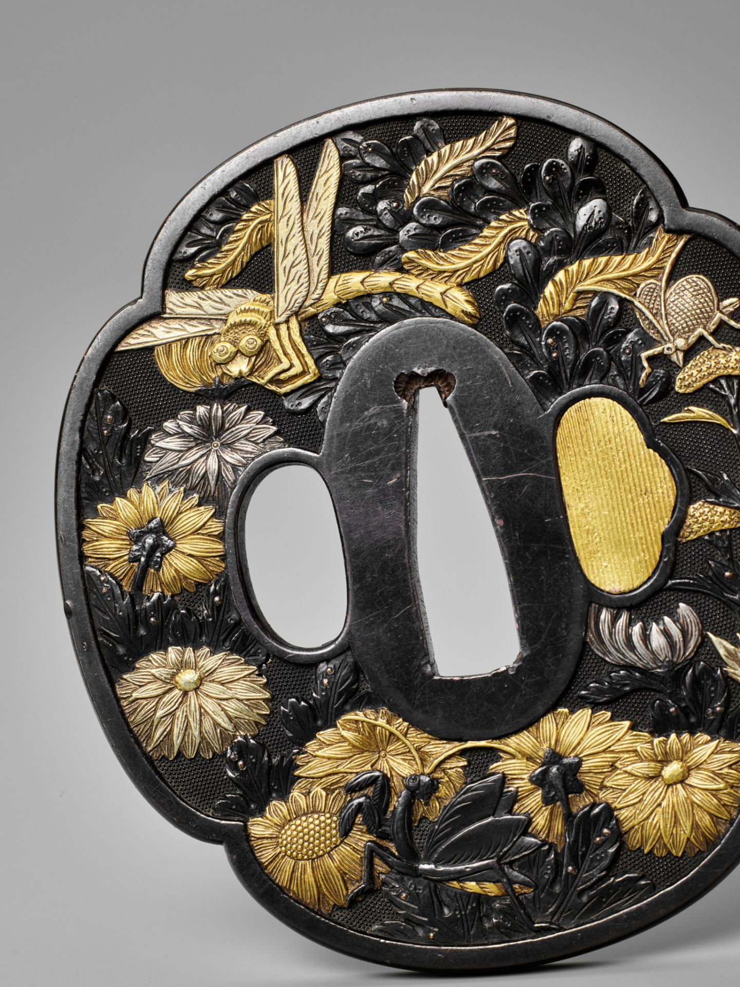 A SUPERB MINO-GOTO SCHOOL NANAKO SHAKUDO TSUBA DAISHO SET WITH INSECTS AND SPRING FLOWERS - Image 4 of 6