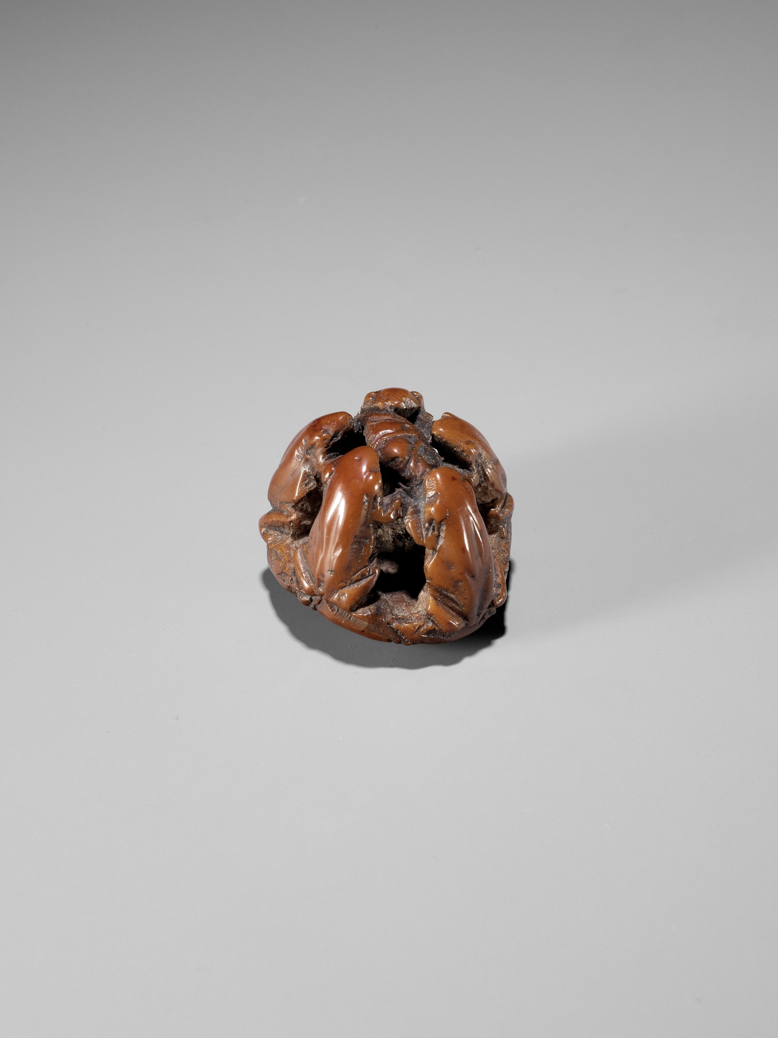 A RARE NUT NETSUKE OF FIVE FROGS ON A LOTUS LEAF, ATTRIBUTED TO SEIMIN - Image 6 of 9