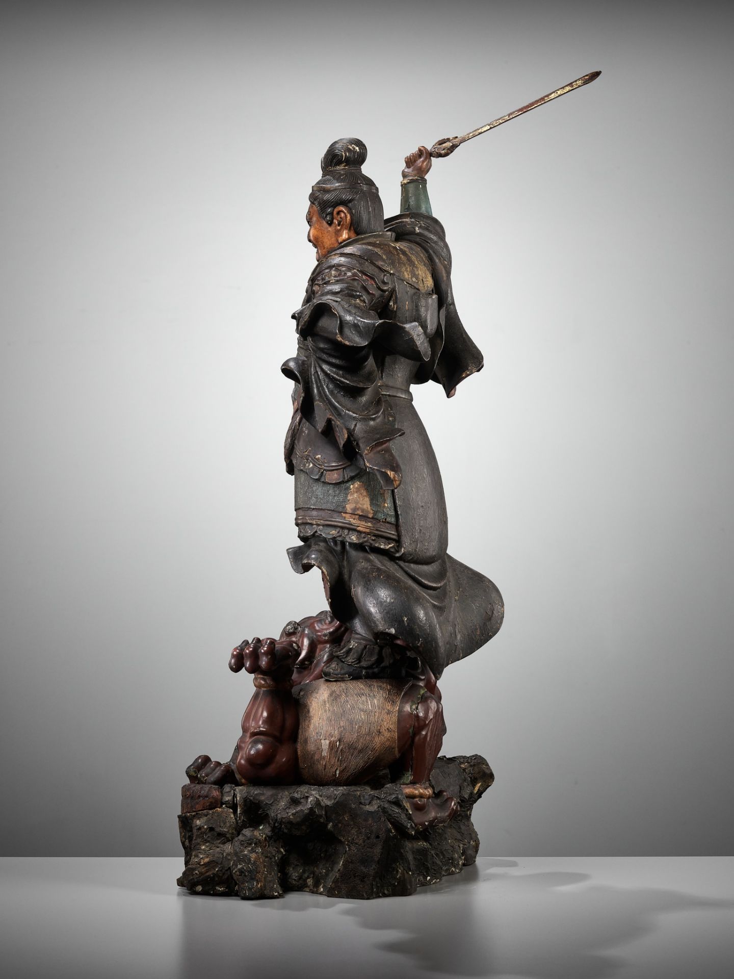A LARGE AND IMPRESSIVE LACQUERED WOOD FIGURE OF THE HEAVENLY KING ZOCHOTEN - Image 10 of 14