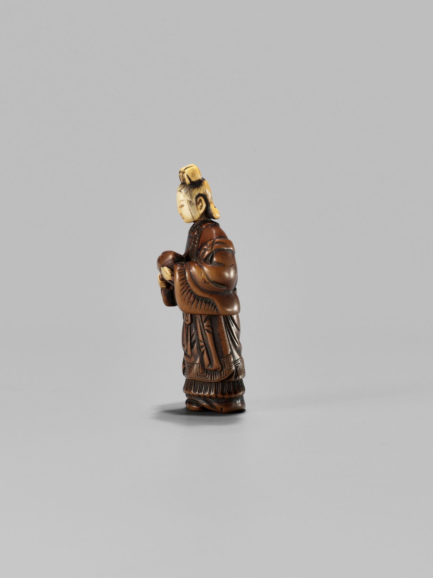 AN INLAID WOOD NETSUKE OF SEIOBO WITH THE PEACH OF IMMORTALITY - Image 3 of 8