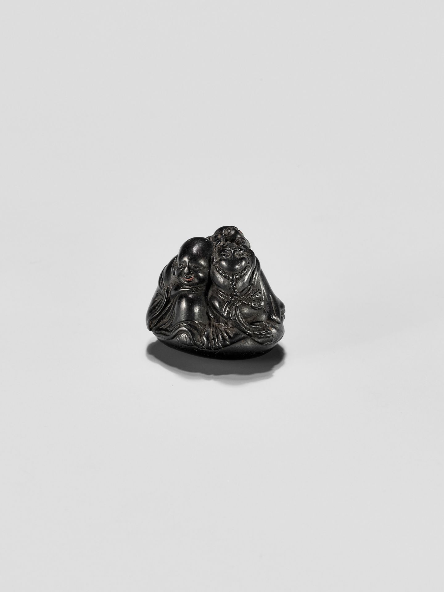 UNSHOKEN: A KUROGAKI NETSUKE DEPICTING HOTEI AND TWO BOYS - Image 9 of 11