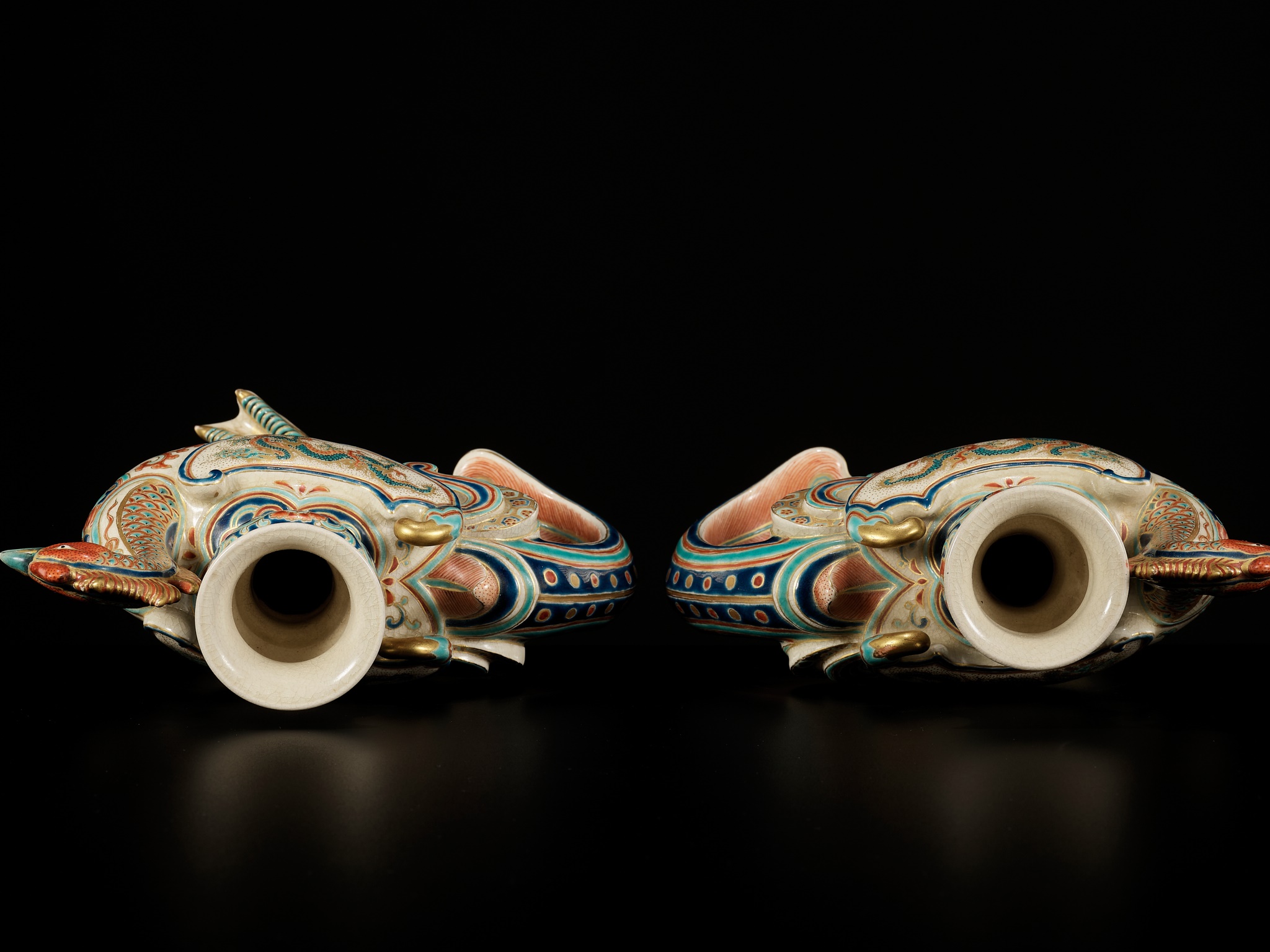 MAKUZU KOZAN: A SUPERB PAIR OF PHOENIX-FORM EARTHENWARE CANDLESTICKS - Image 9 of 12