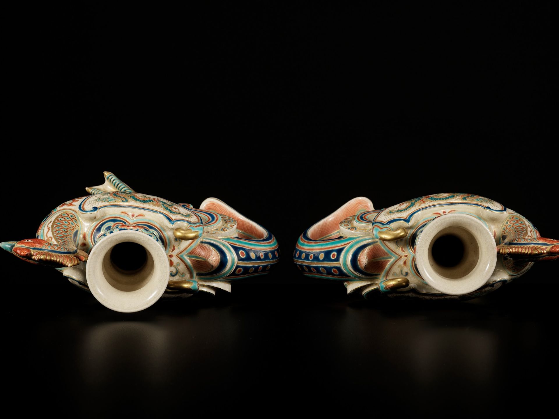 MAKUZU KOZAN: A SUPERB PAIR OF PHOENIX-FORM EARTHENWARE CANDLESTICKS - Image 9 of 12