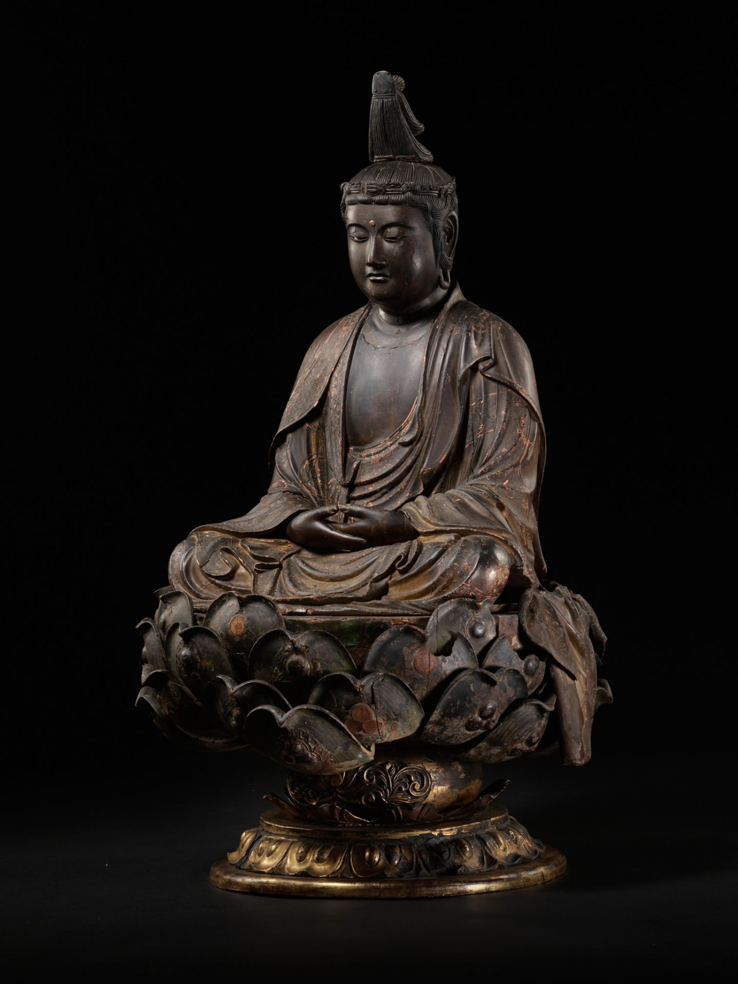 A VERY LARGE AND RARE LACQUERED WOOD FIGURE OF HOKAN SHAKA NYORAI, MUROMACHI PERIOD - Image 14 of 17