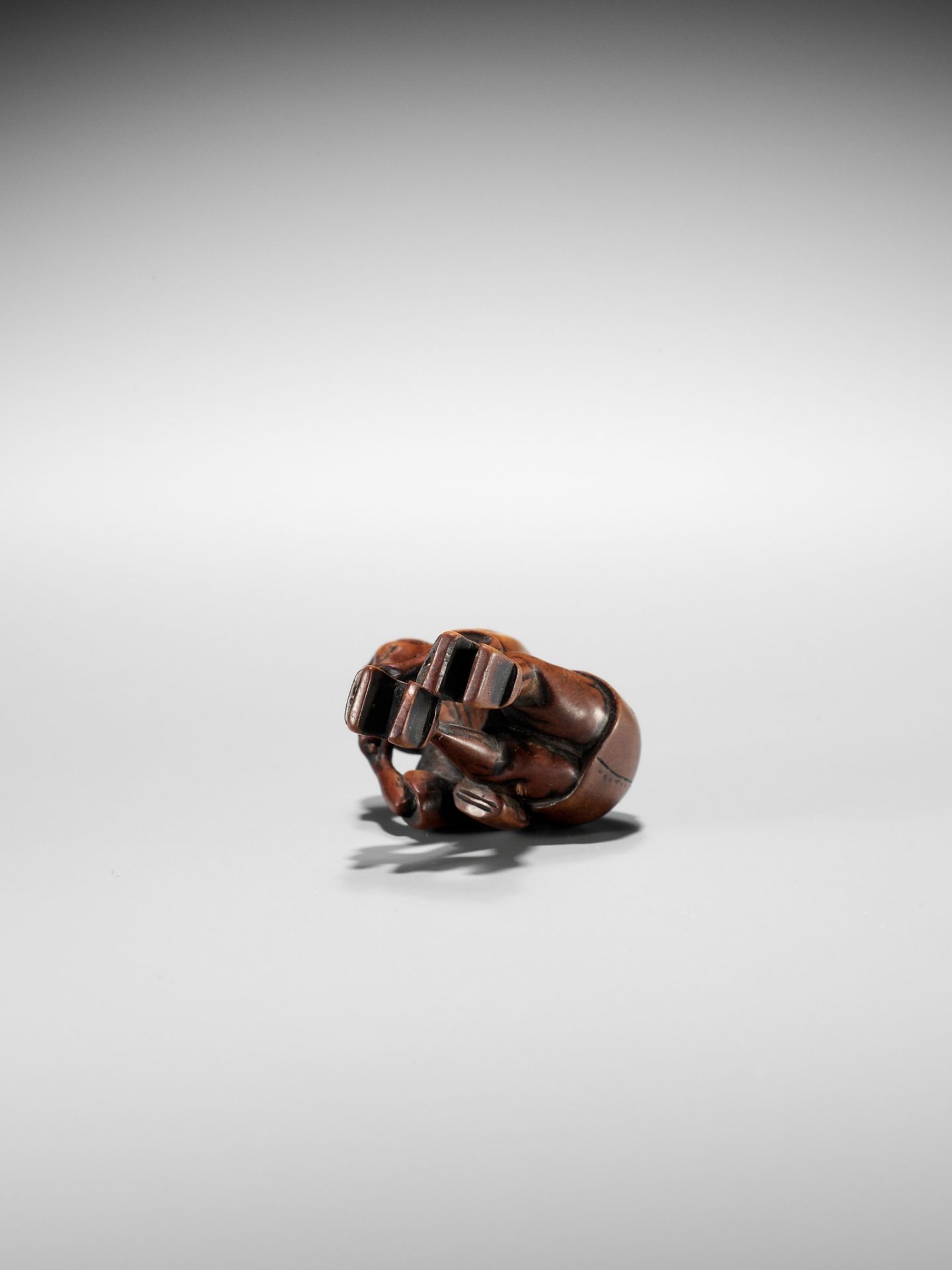 AN EDO SCHOOL WOOD NETSUKE OF A FARMER TYING HIS GETA AND CLEANING HIS TEETH - Image 11 of 11