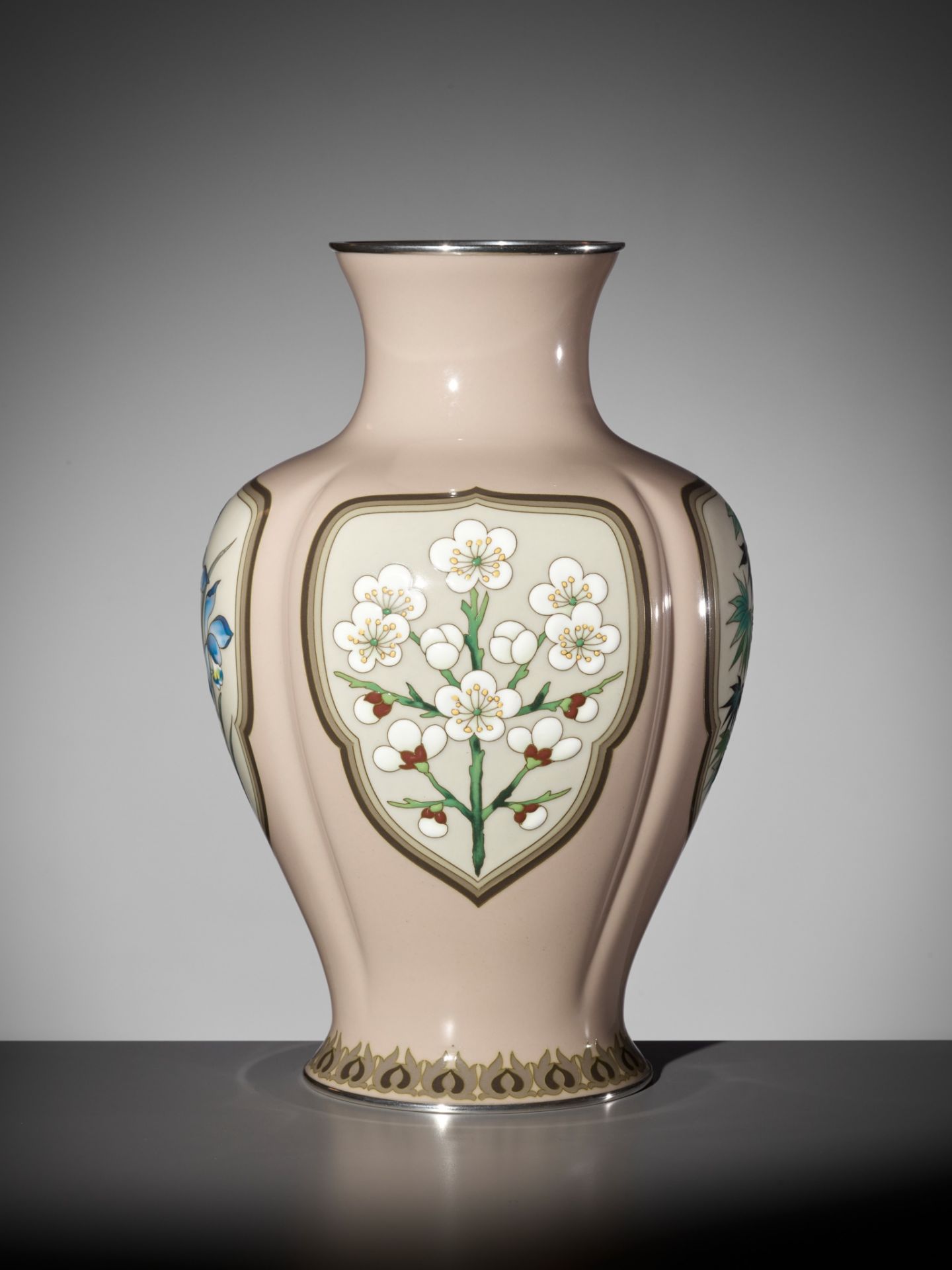 ANDO JUBEI: A SUPERB MORIAGE CLOISONNÃ‰ ENAMEL VASE WITH FRUITING PERSIMMON TREE - Image 4 of 12