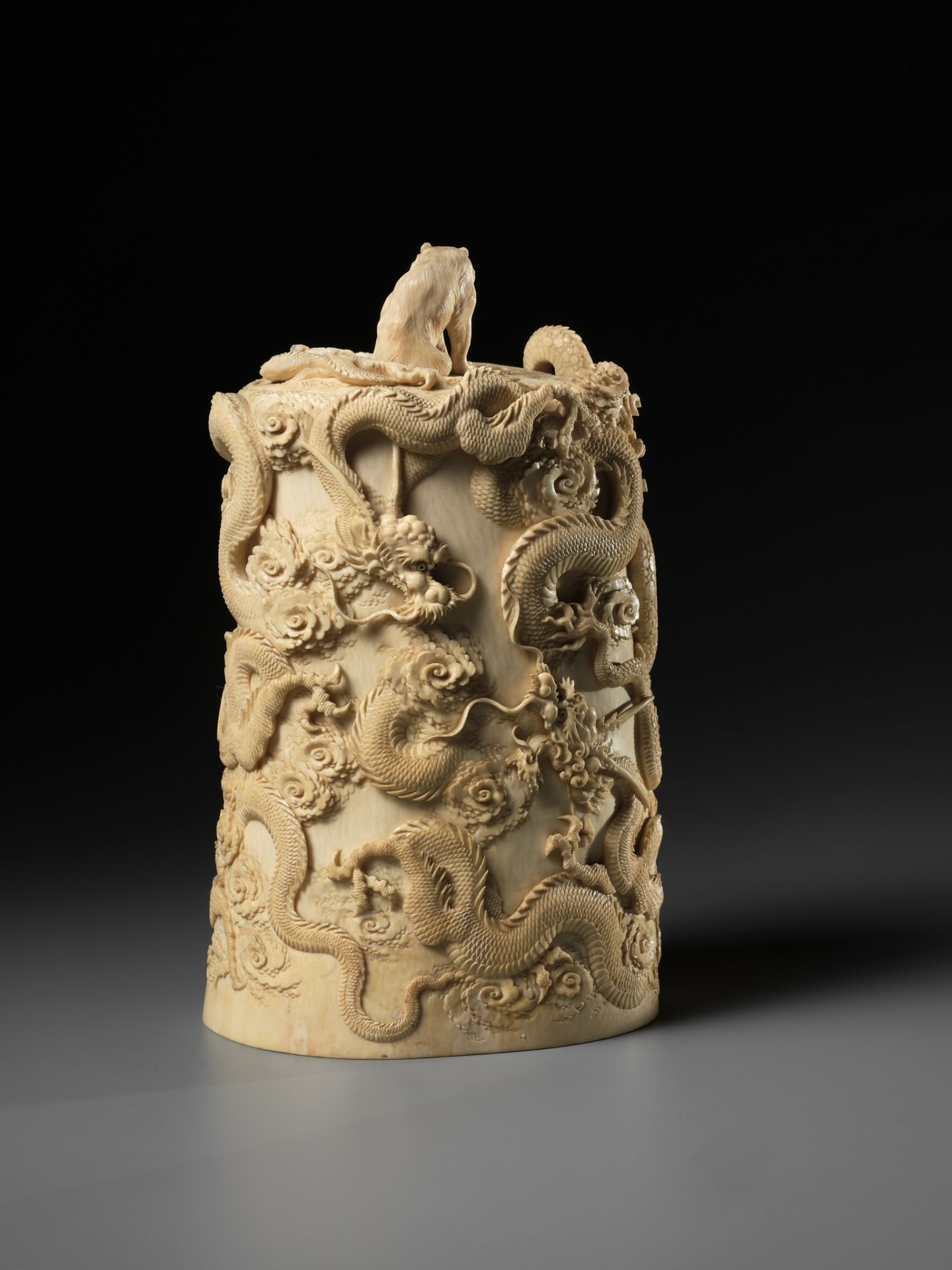 A SUPERB AND LARGE IVORY TUSK BOX AND COVER DEPICTING A TIGER AND DRAGONS - Image 6 of 13