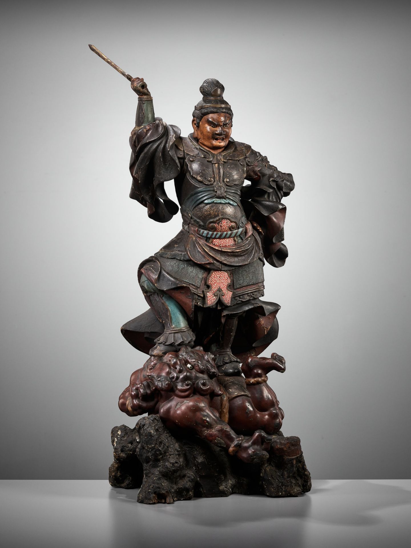 A LARGE AND IMPRESSIVE LACQUERED WOOD FIGURE OF THE HEAVENLY KING ZOCHOTEN - Image 13 of 14