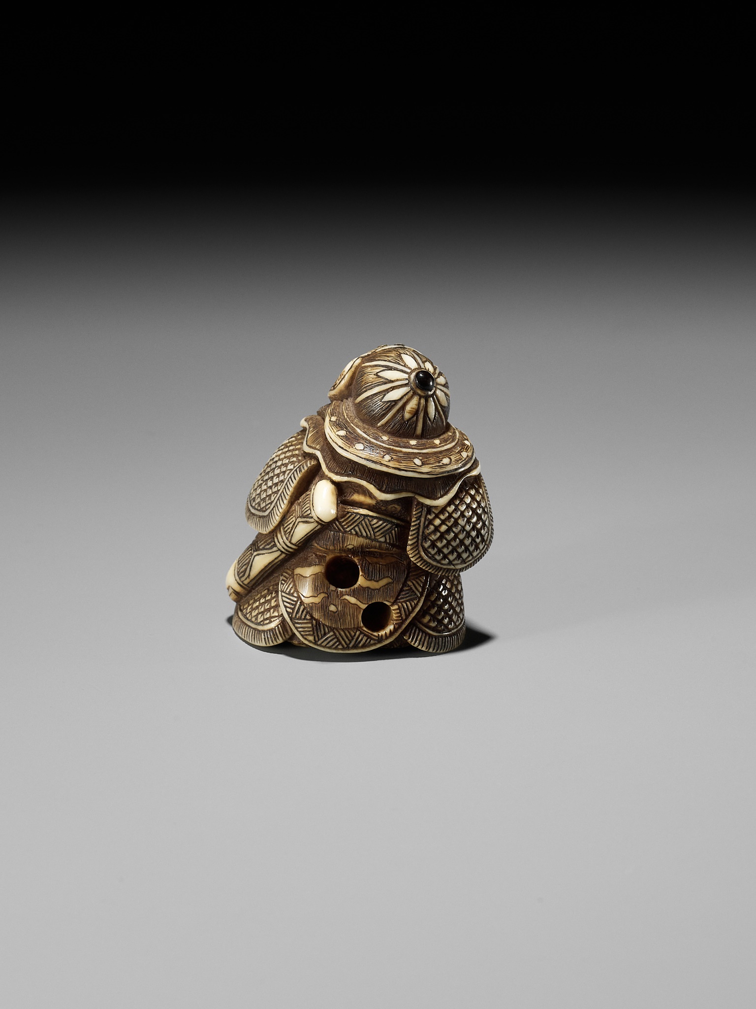 A RARE IVORY NETSUKE OF A WARRIOR - Image 2 of 10