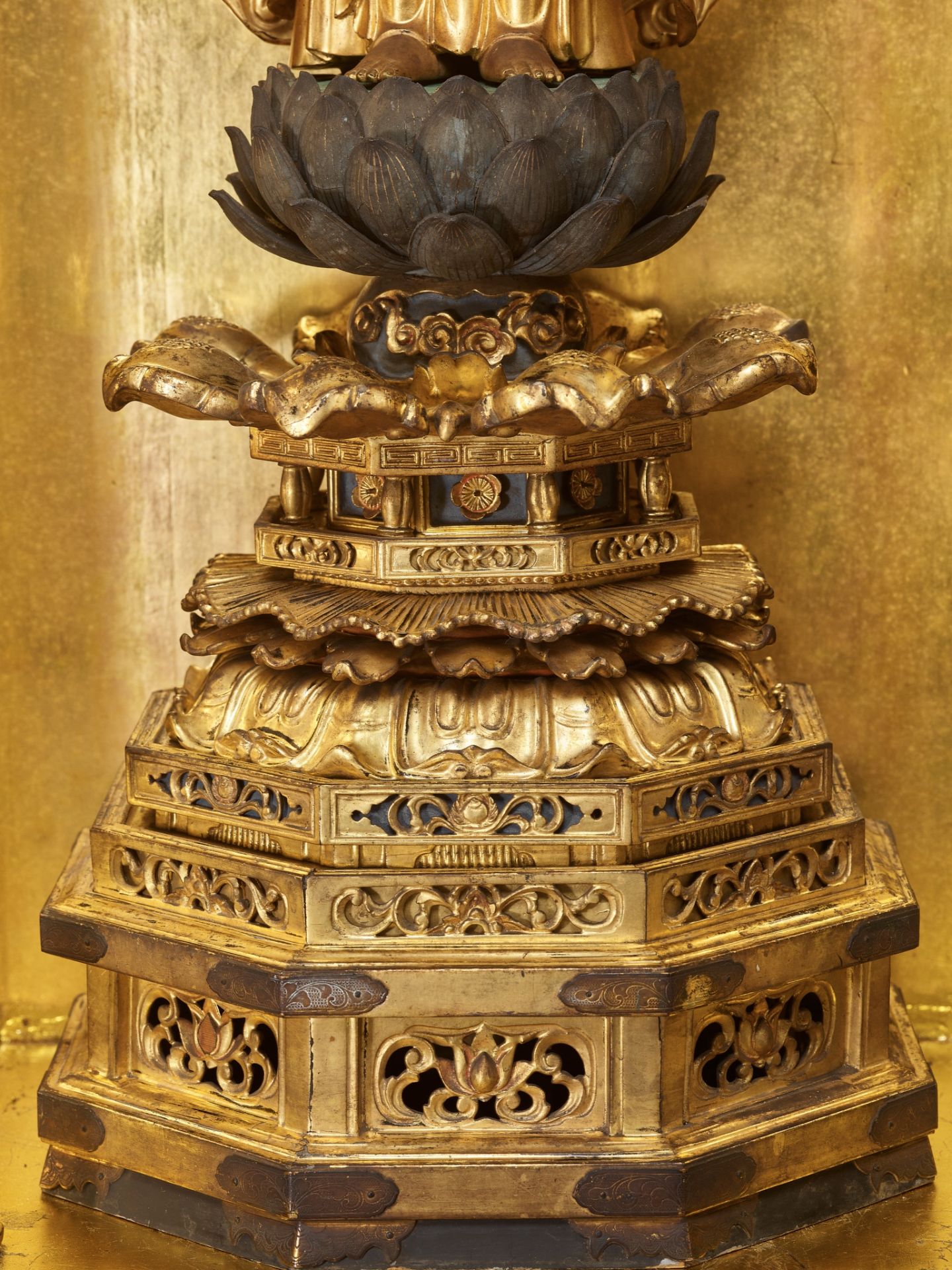 AN IMPRESSIVE LARGE LACQUERED WOOD ZUSHI CONTAINING A GILT WOOD FIGURE OF AMIDA NYORAI - Image 10 of 14