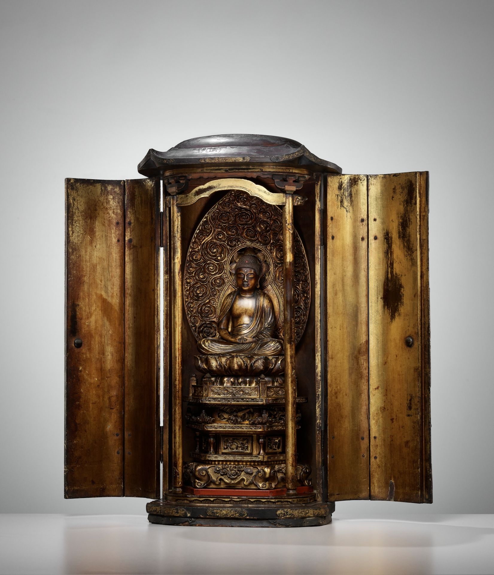 A SUPERB AND LARGE LACQUERED WOOD ZUSHI CONTAINING A GILT WOOD FIGURE OF AMIDA NYORAI - Image 3 of 13