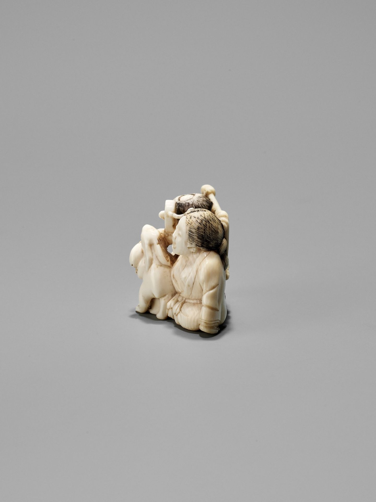 AN IVORY NETSUKE OF KINTARO AND YAMAUBA WATCHING TWO RABBITS WRESTLE - Image 4 of 10