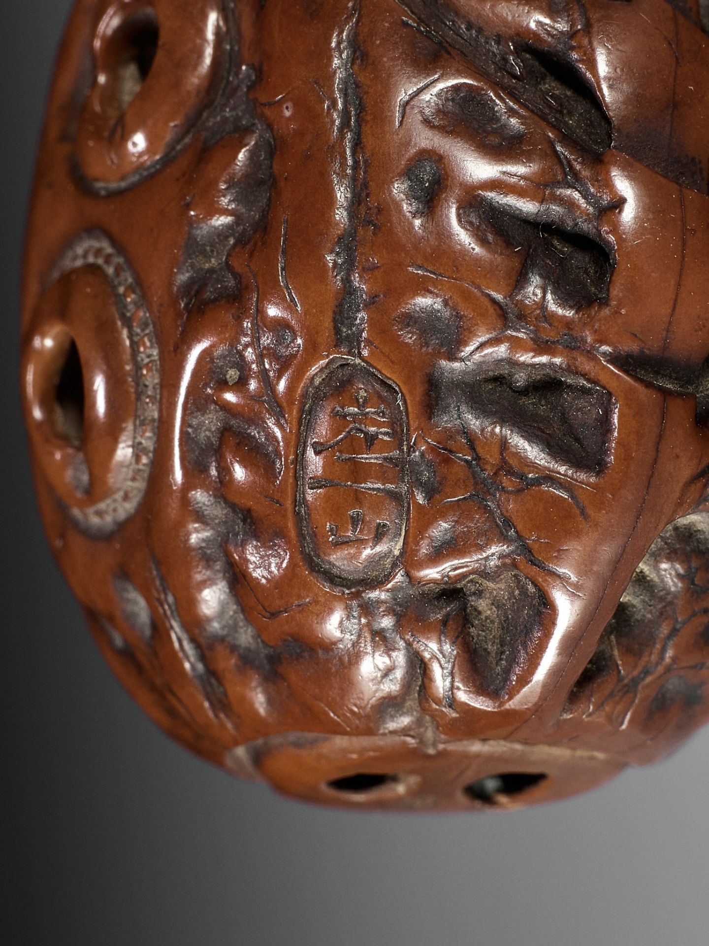 HIDARI ISSAN: A KURUMI (WALNUT) NETSUKE OF A ROLY POLY DARUMA - Image 10 of 10