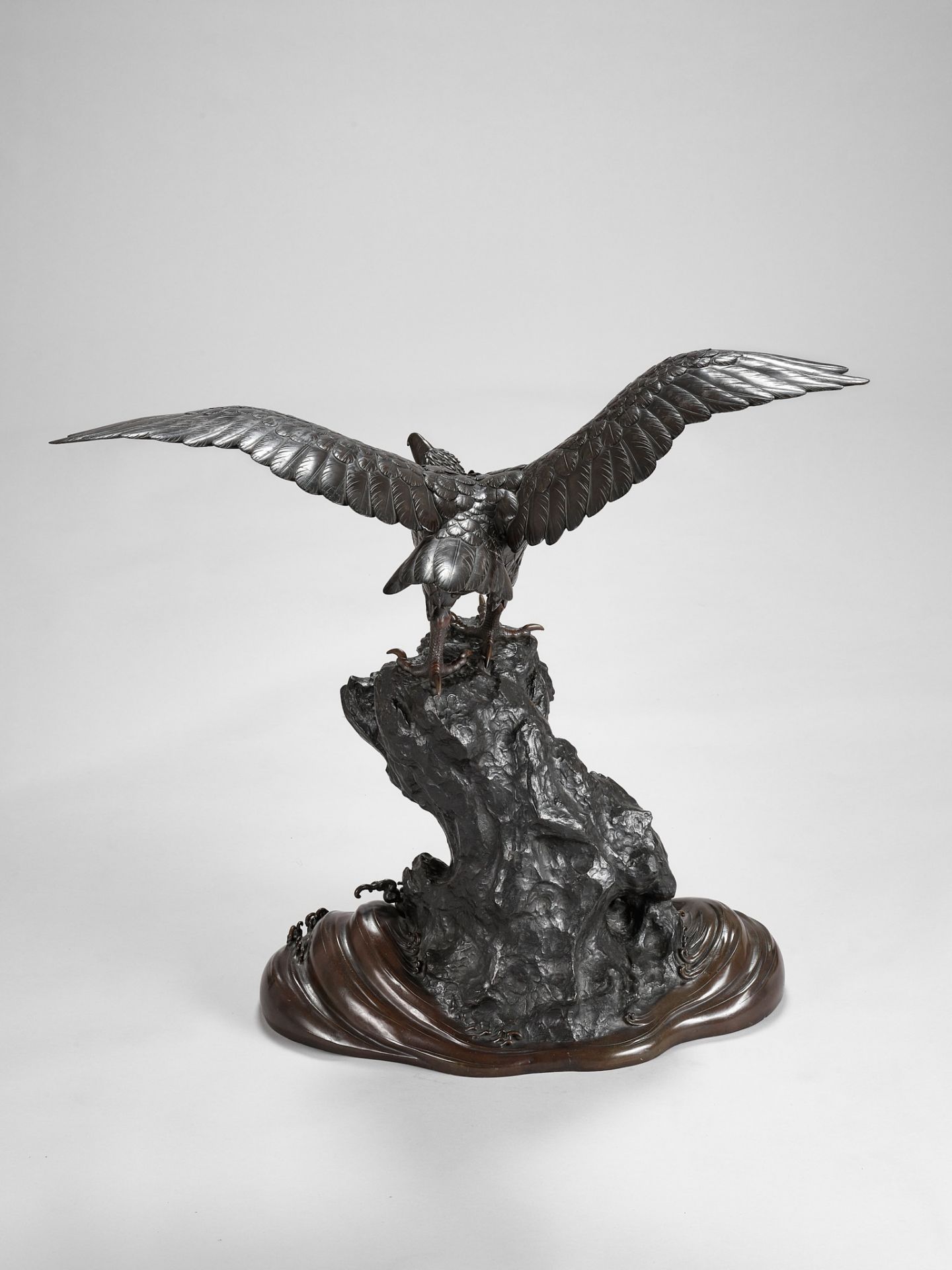 GENRYUSAI SEIYA: A VERY LARGE AND IMPRESSIVE BRONZE OKIMONO OF AN EAGLE - Bild 3 aus 12