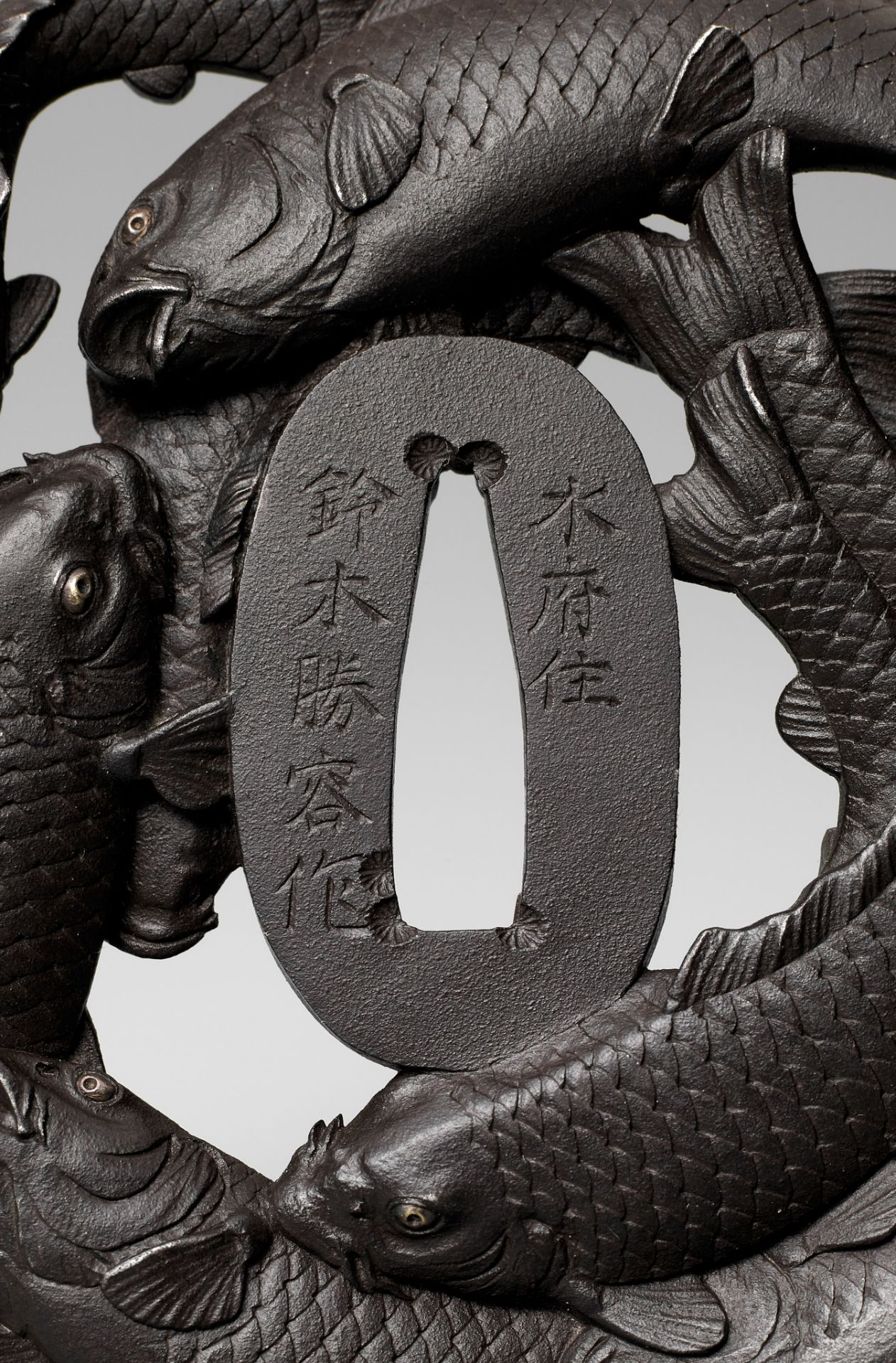 SUZUKI KATSUHIRO: A MASTERFUL IRON TSUBA DEPICTING CARPS - Bild 6 aus 6