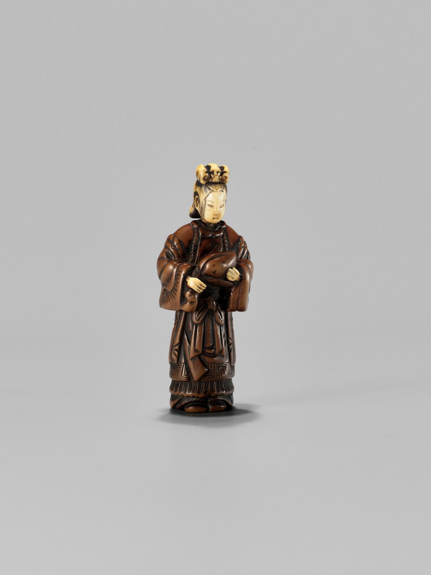 AN INLAID WOOD NETSUKE OF SEIOBO WITH THE PEACH OF IMMORTALITY - Image 6 of 8