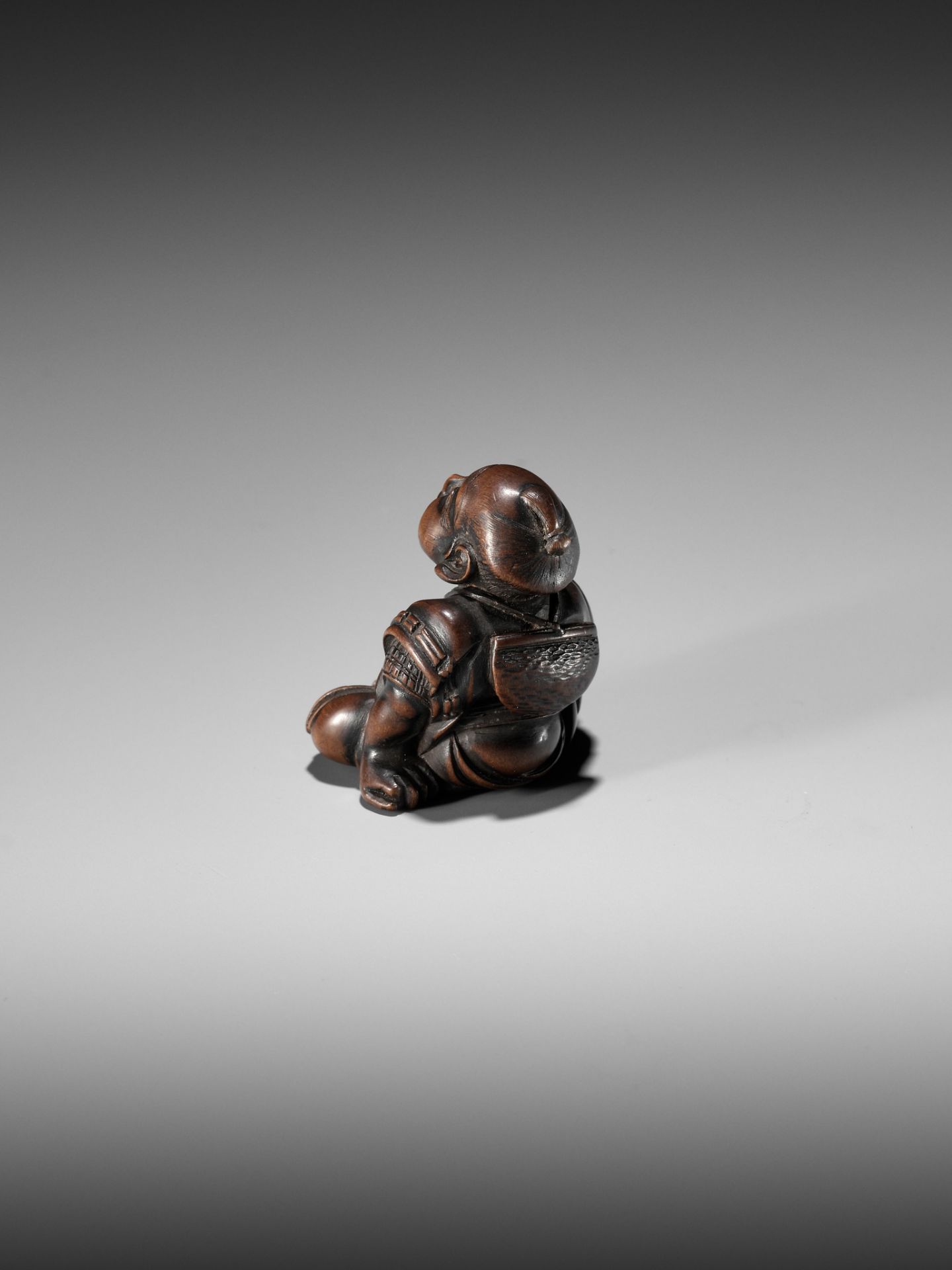 SHUMIN: A FINE WOOD NETSUKE OF A TEMPLE SERVANT - Image 5 of 10